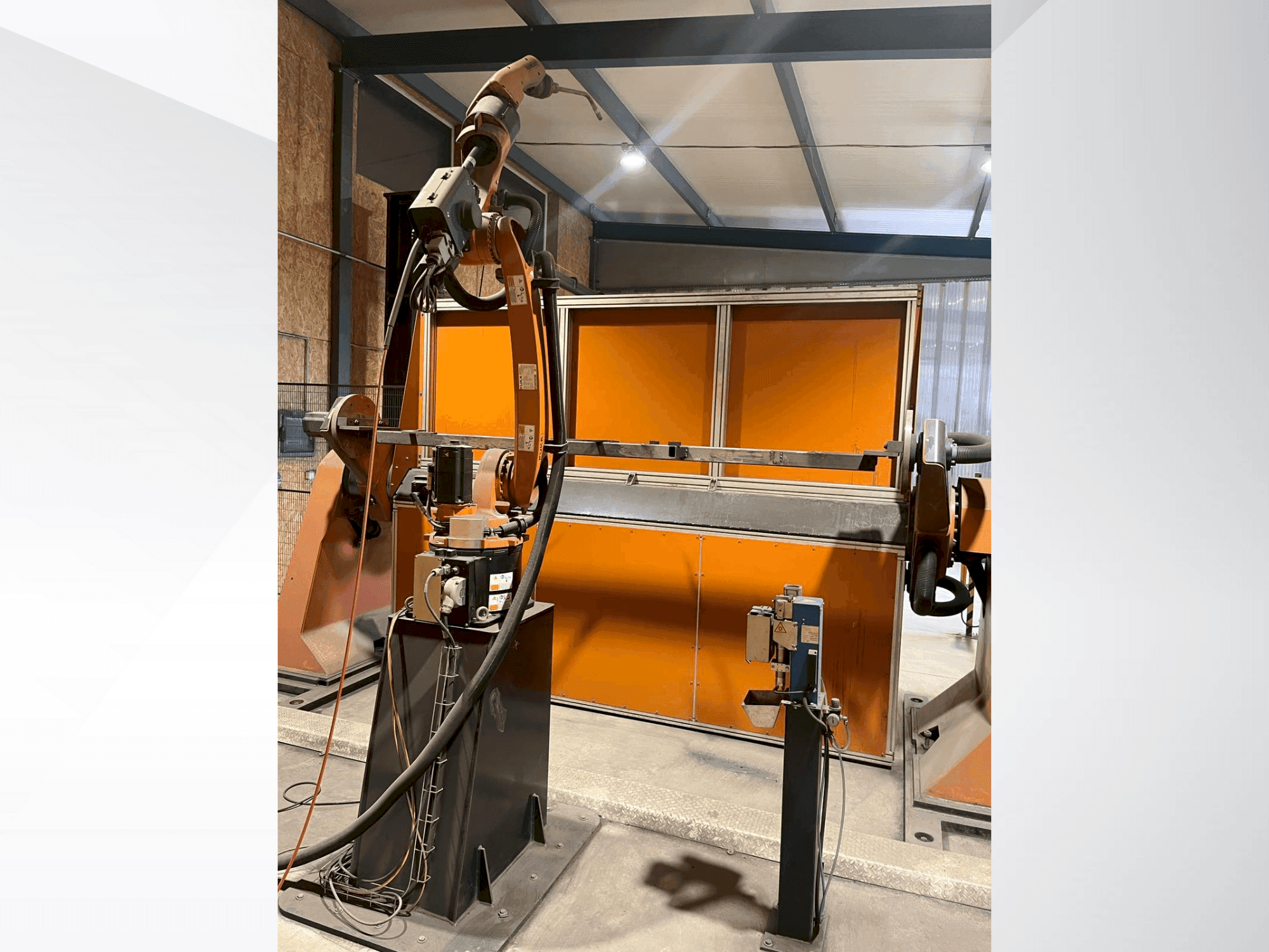 Vue de face de la machine KUKA KR8 R2100-2 arc HW