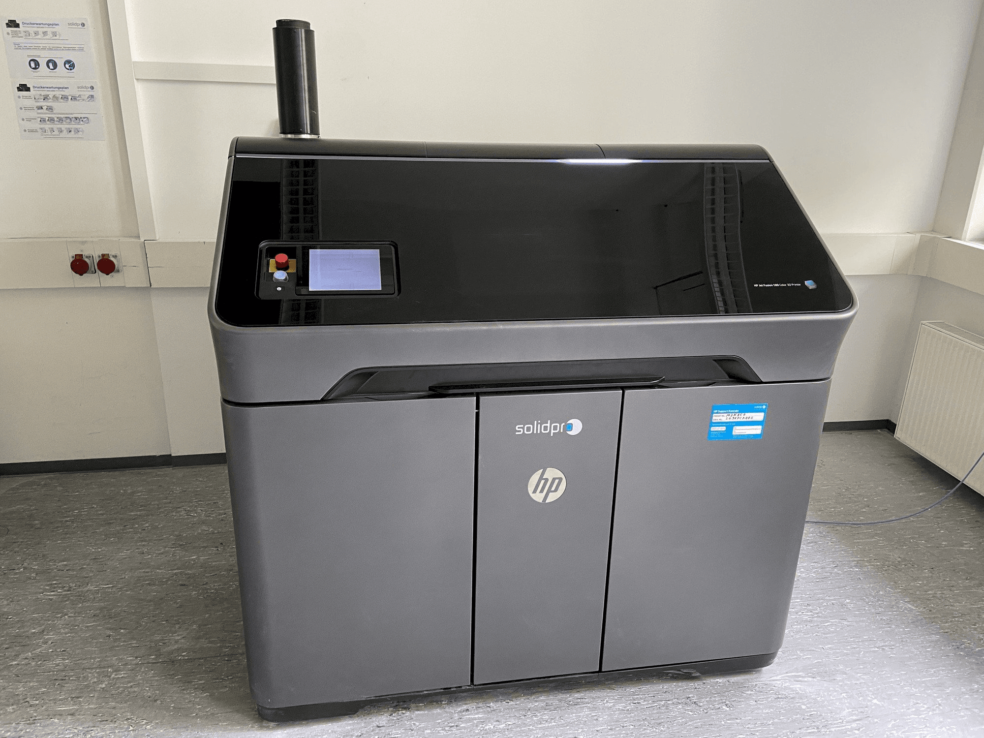 Vue de face de la machine HP Jet Fusion 580 Color 3D printer