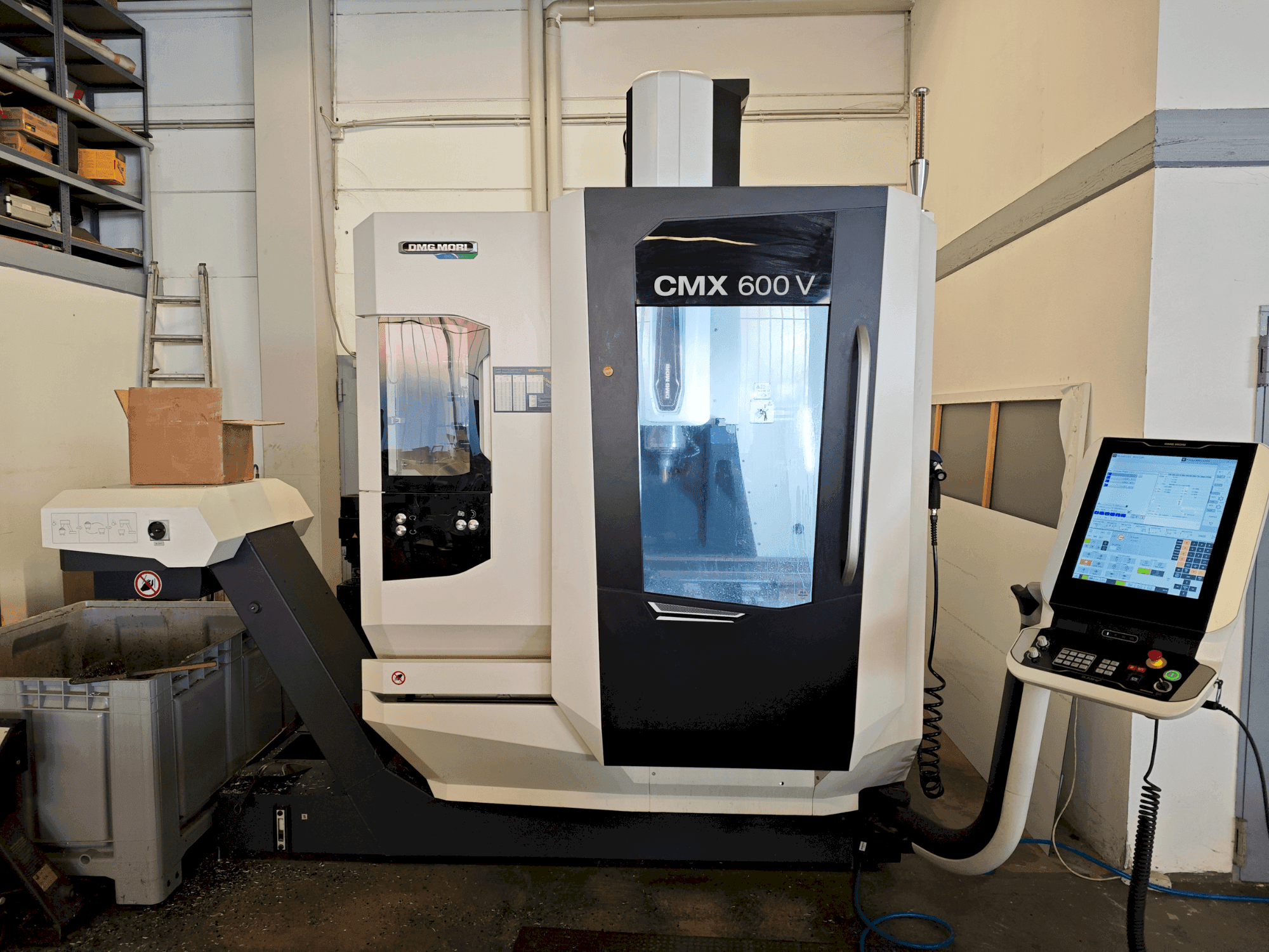 Vue de face de la machine DMG MORI CMX 600 V