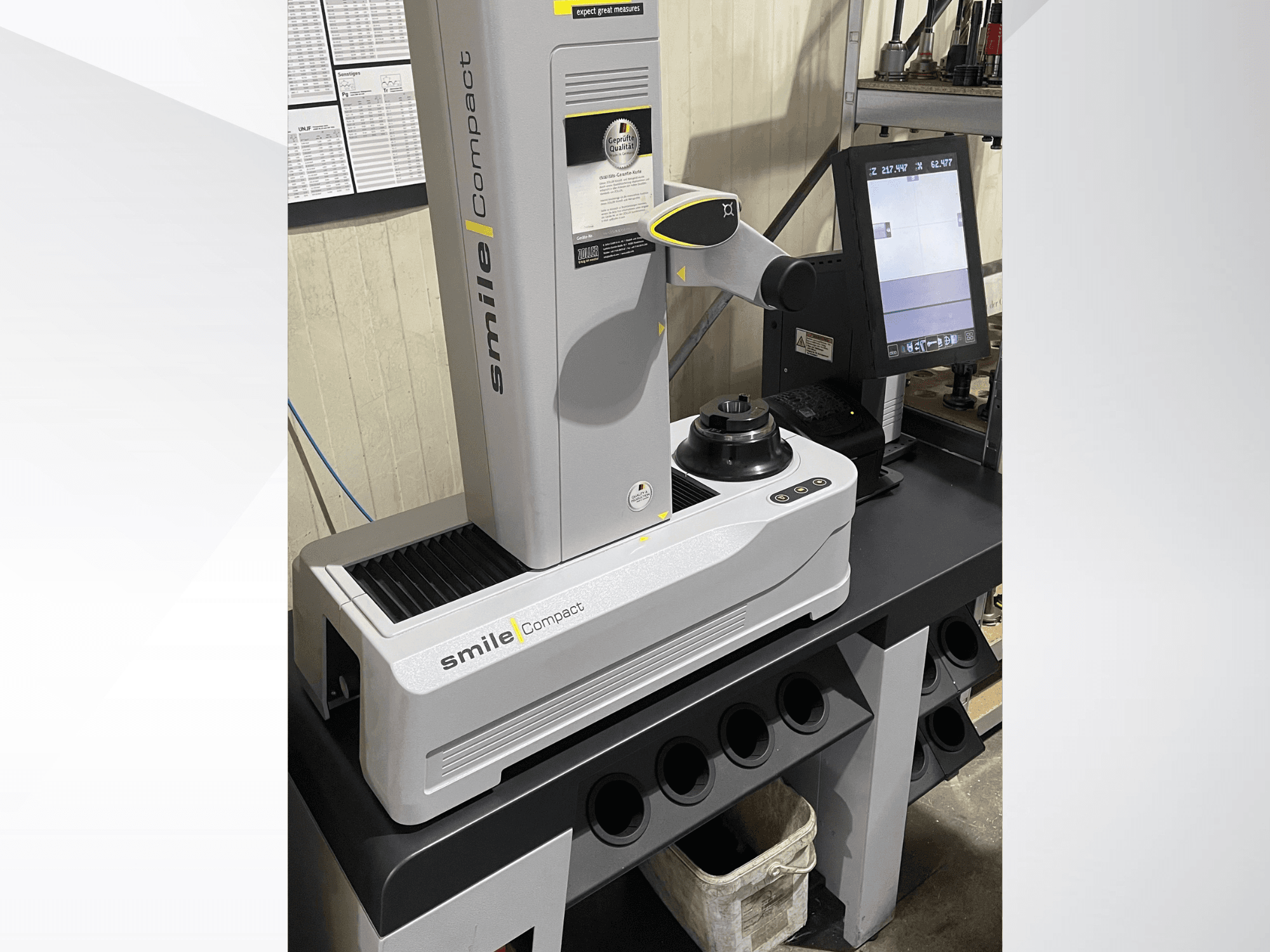 Machine-outil Zoller smileCompact vue de face, équipée d'un écran numérique et de composants de mesure de précision.