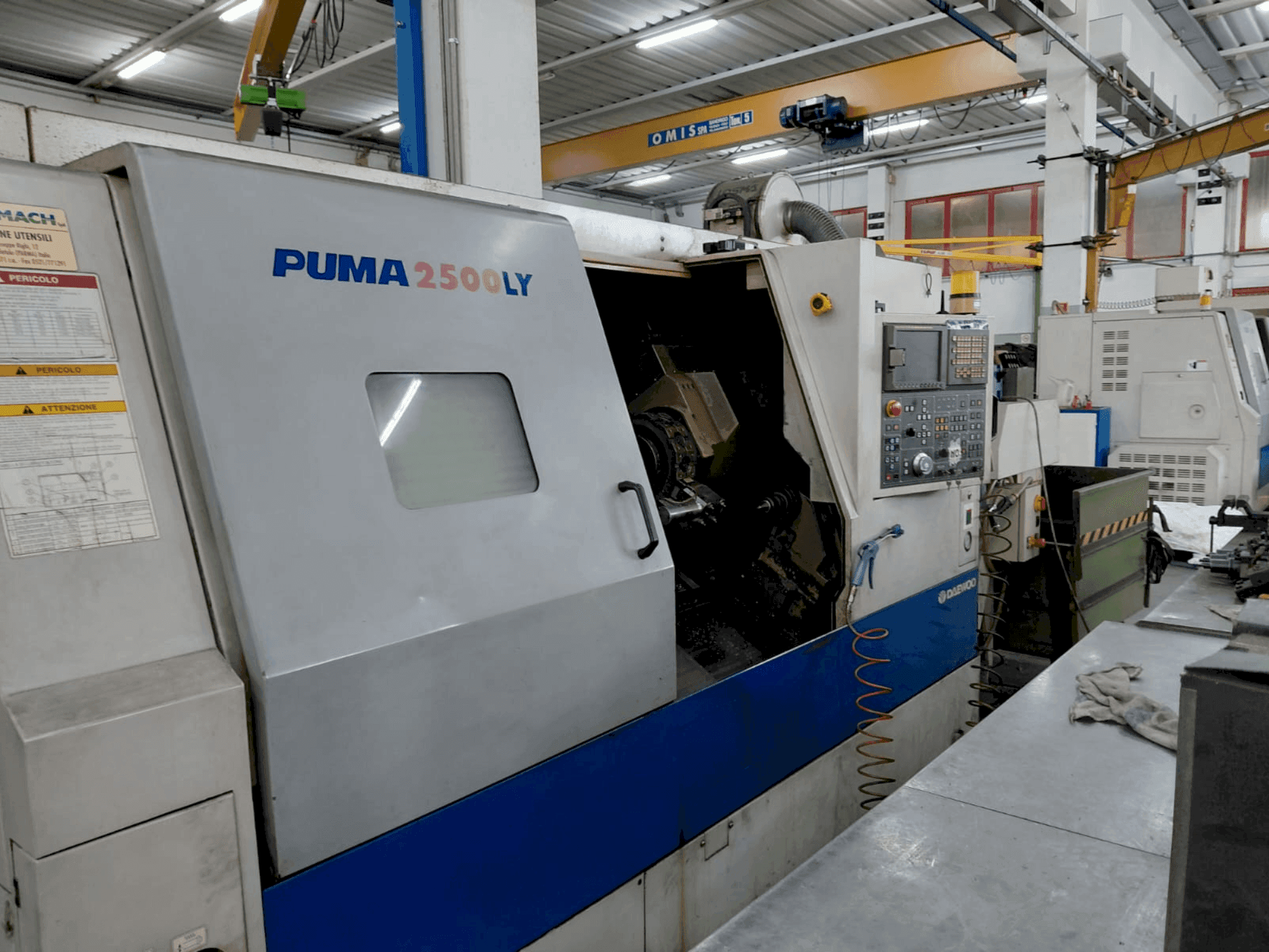 Vue de face de la machine DOOSAN Puma 2500 LY