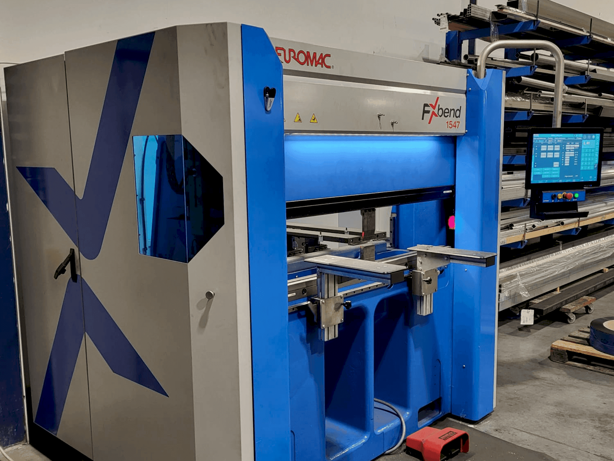 Vue de face de la machine Euromac FXbend 1547