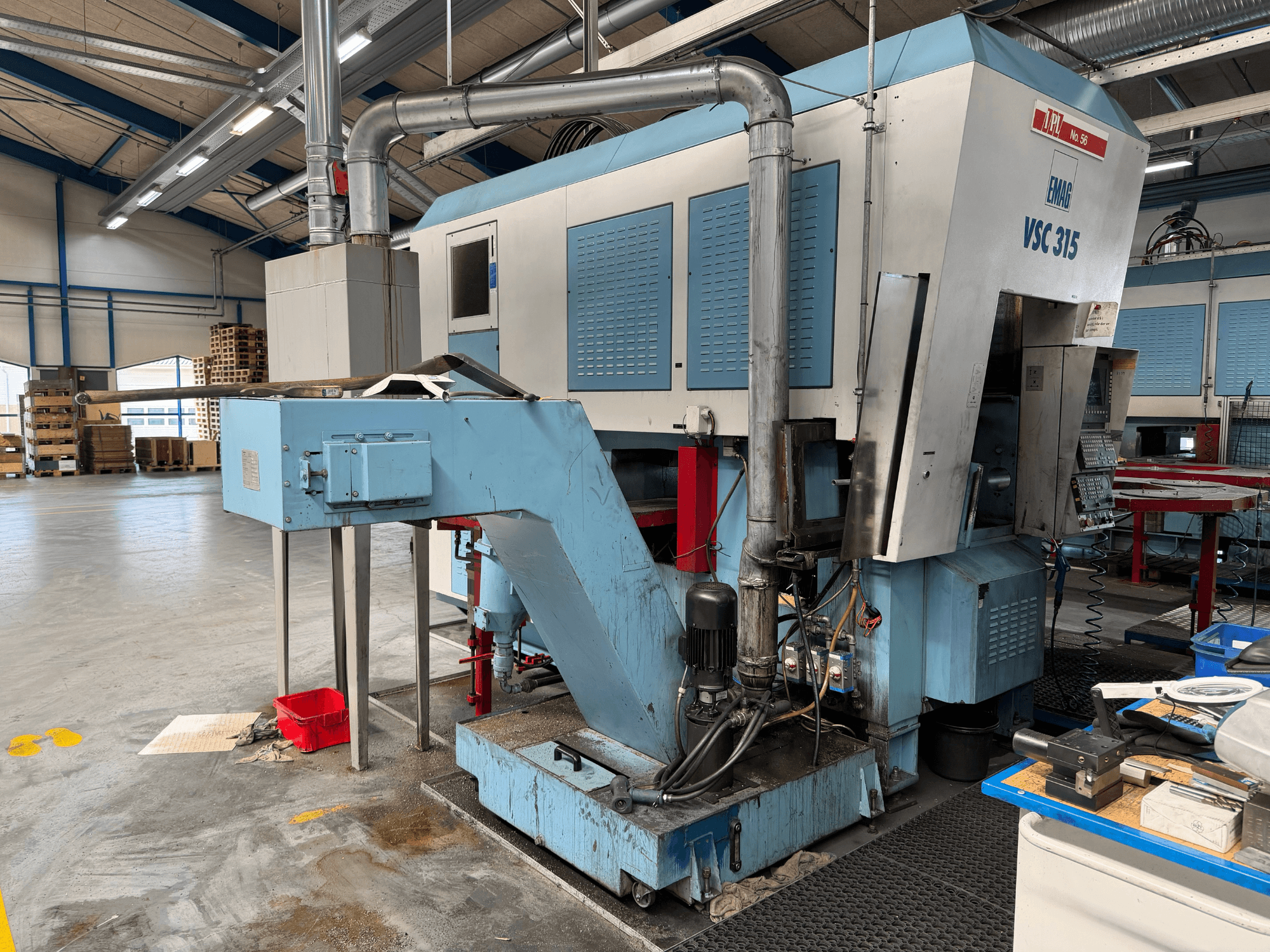 Tour vertical EMAG VSC 315 vu de côté, montrant le panneau de commande, le système de refroidissement et la structure de la machine.
