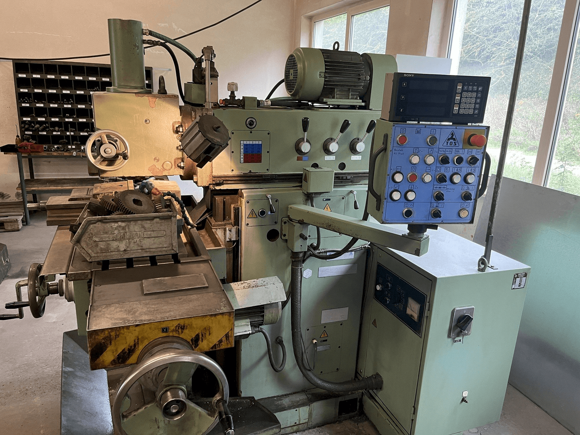 Vue de face de la machine TOS FGS 25