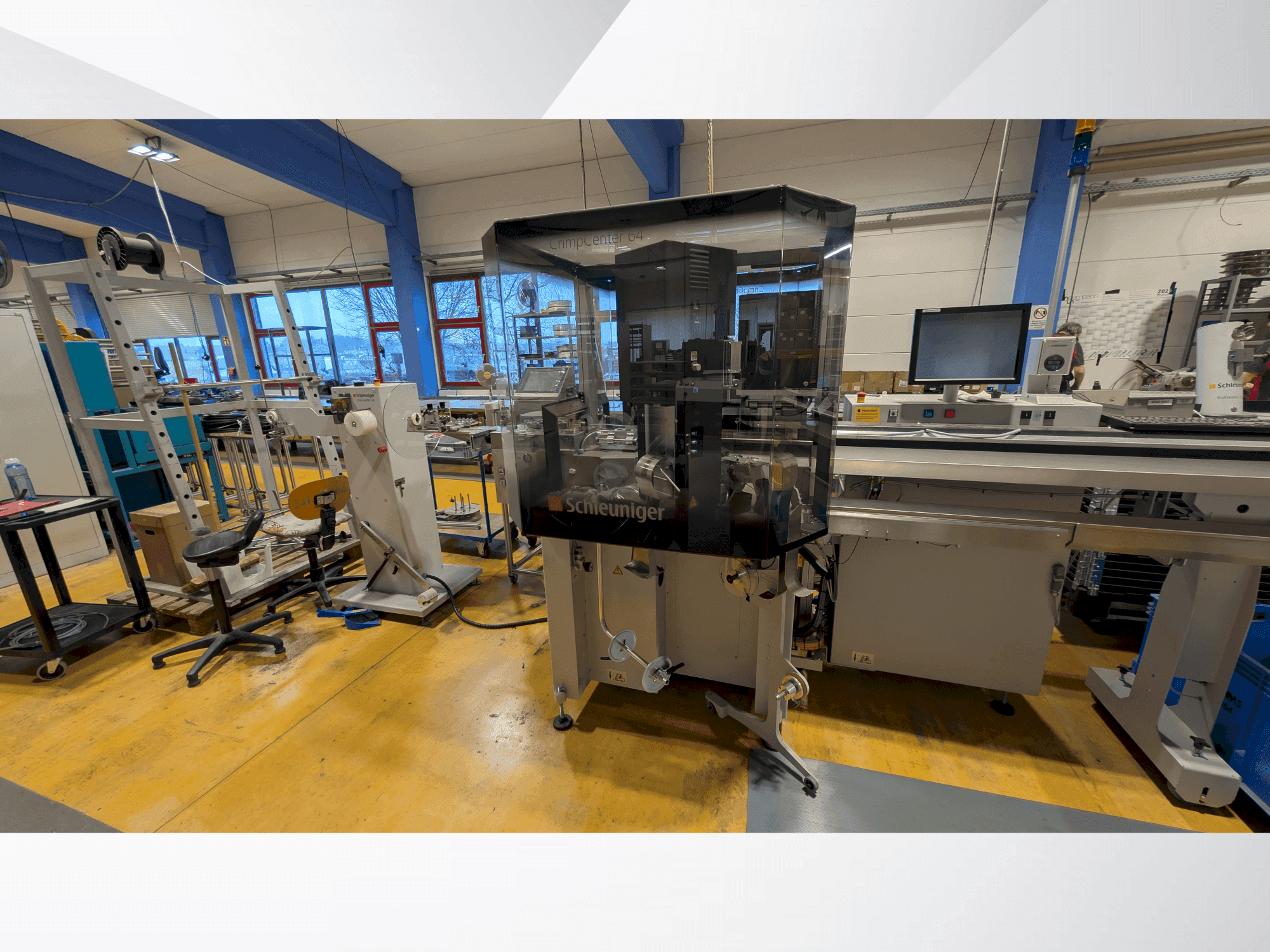 Vue de face de la machine Schleuniger CrimpCenter 64