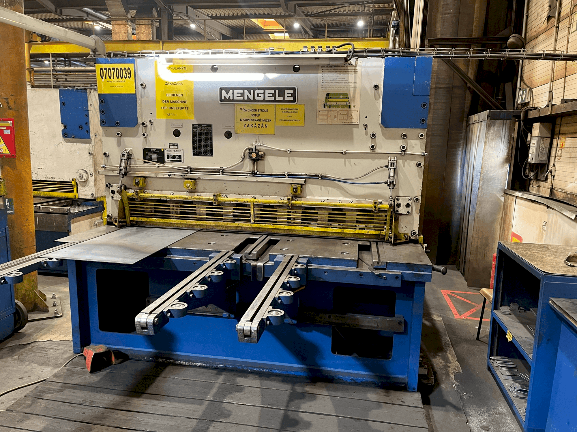 Vue de face de la machine MENGELE S16-2000