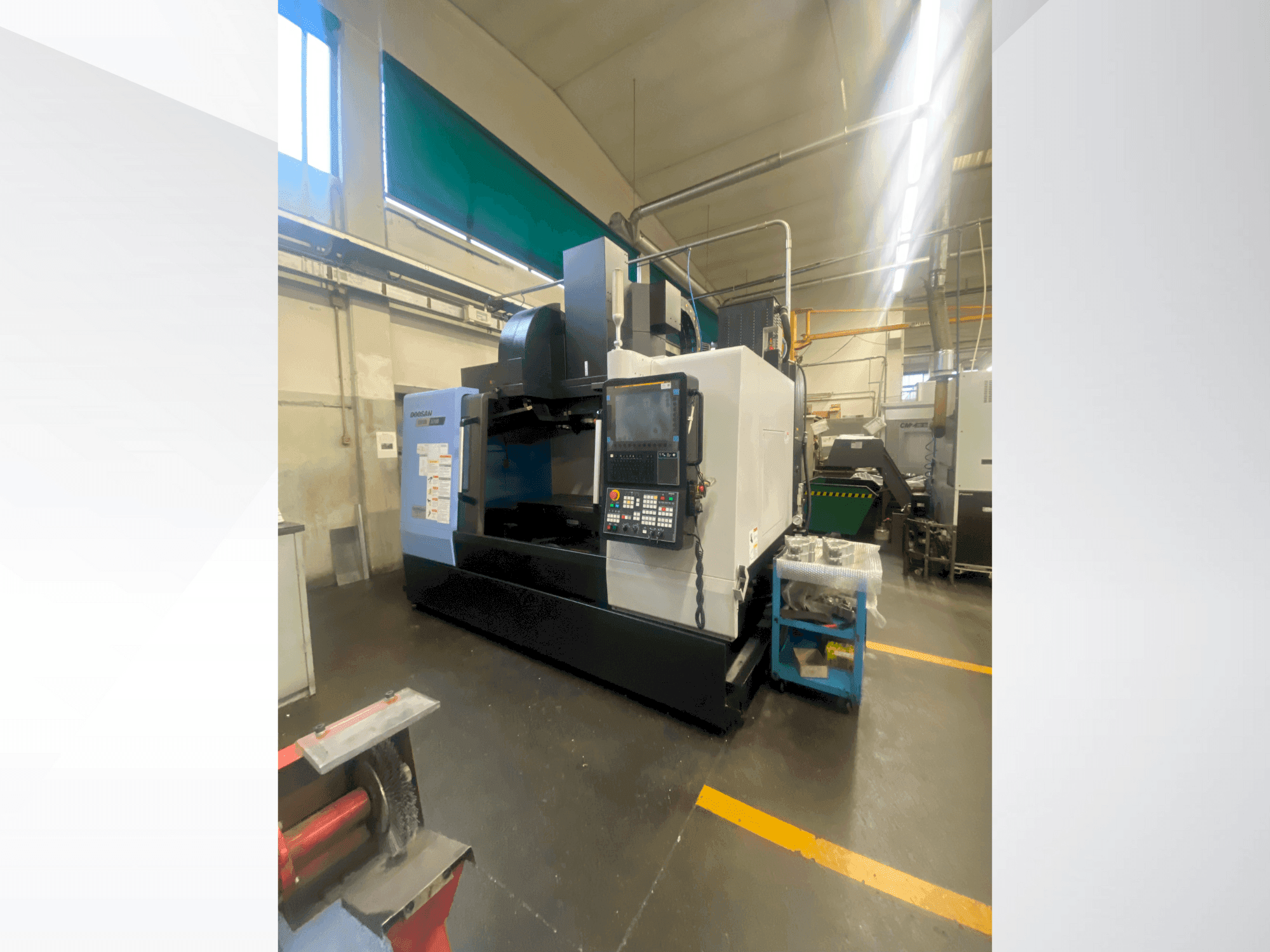 Vue de face de la machine DOOSAN DNM 5700