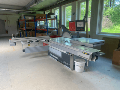 Scie à format ALTENDORF F45, vue de face, avec table à format réglable, affichage numérique et panneau de commande visibles.