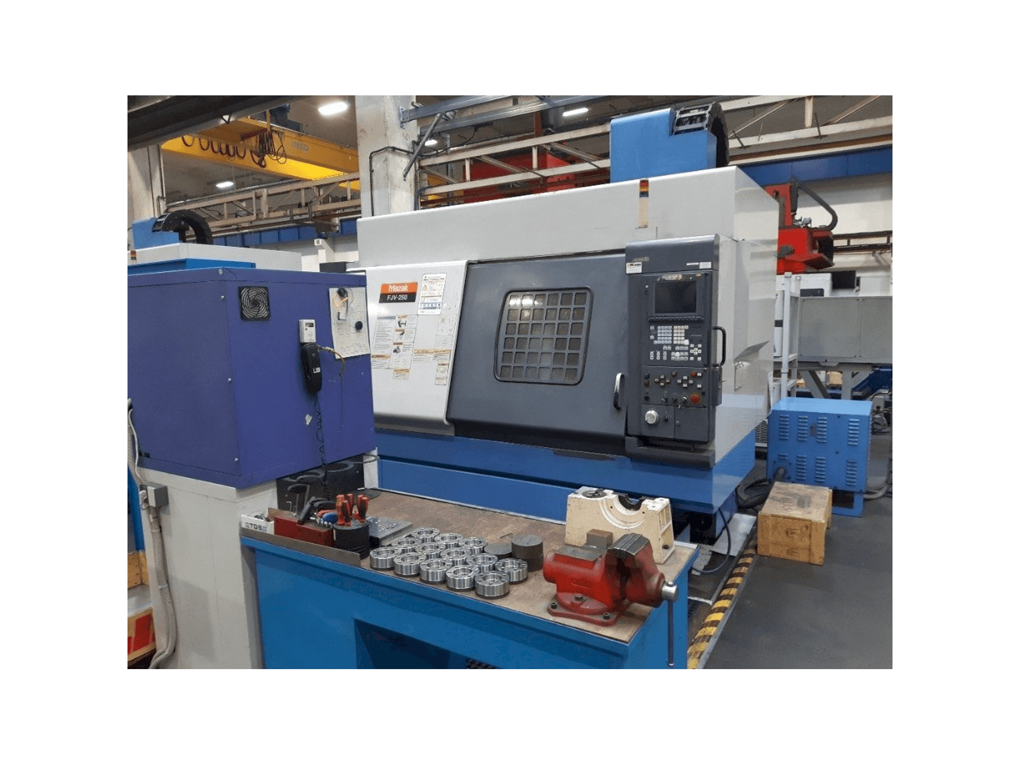 Vue de face de la machine Mazak FJV 250