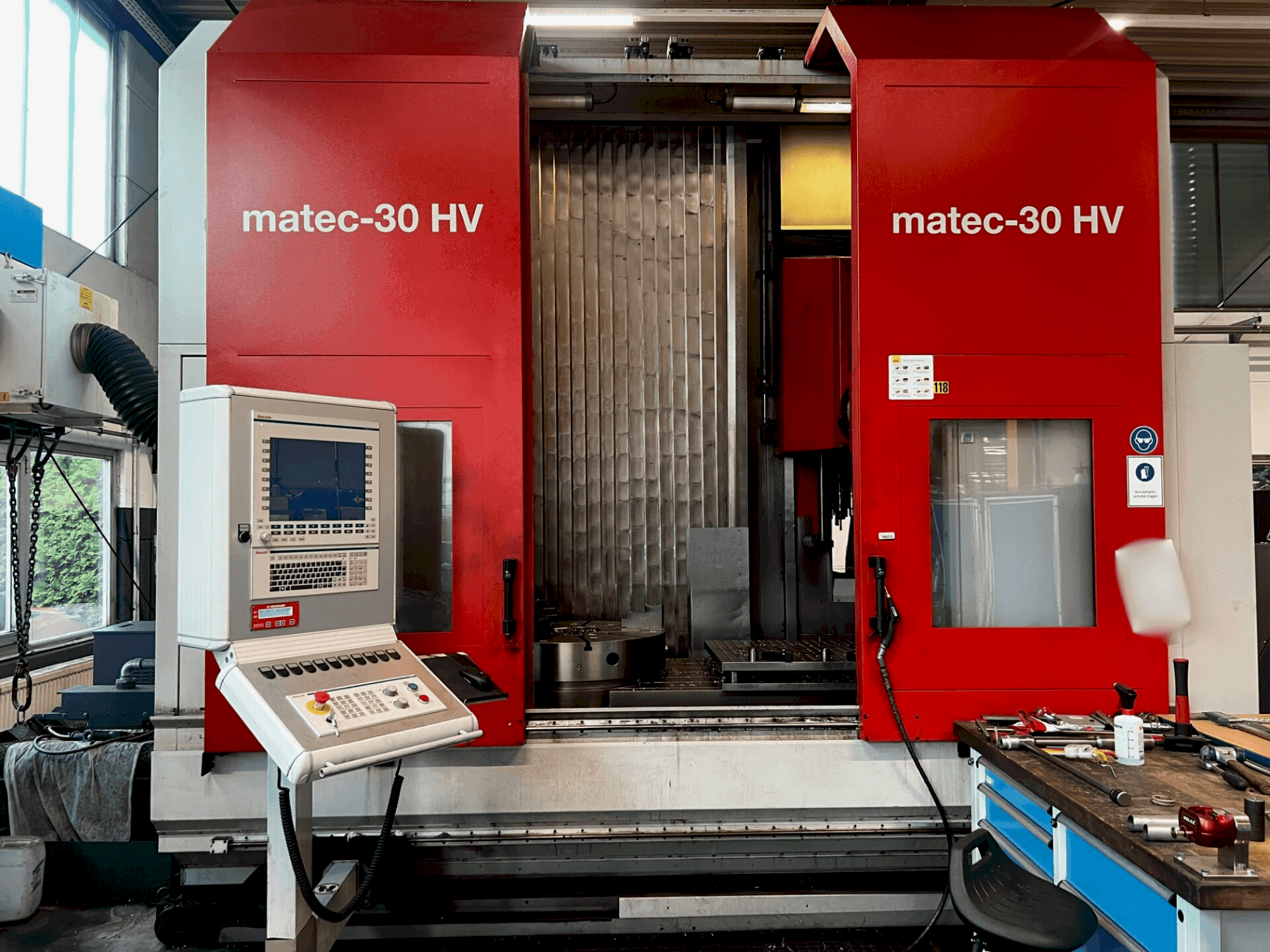 Vue de face de la machine Matec 30 HV