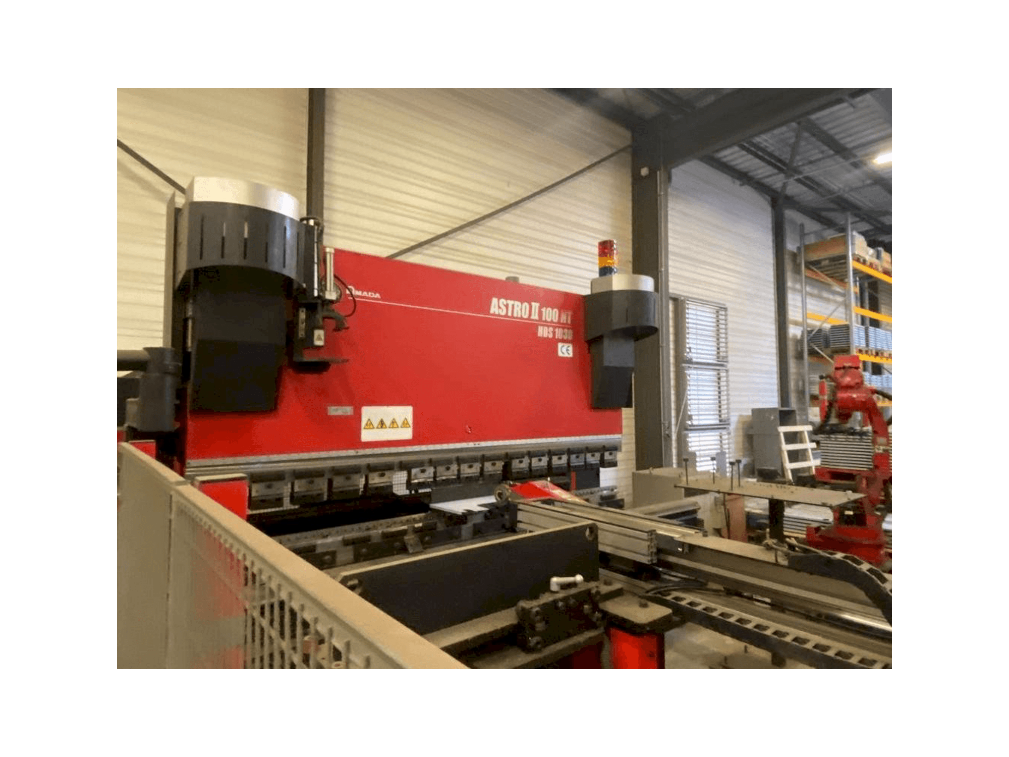 Vue de face de la machine AMADA ASTRO 100NT