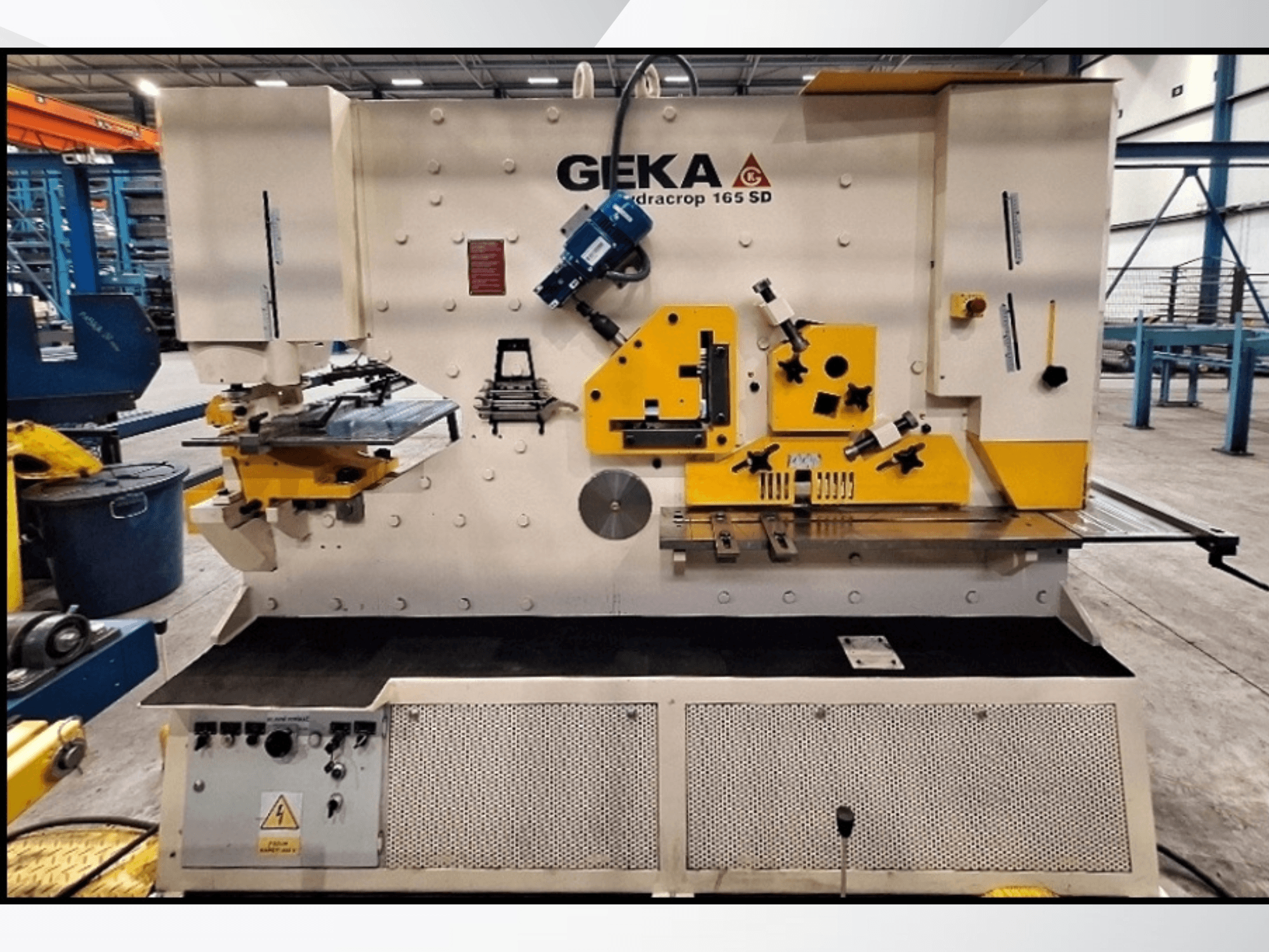 Cisaille à commande numérique GEKA HYDRACROP 165/300 SD vue de face, mettant en évidence les commandes et les fonctionnalités de découpe.