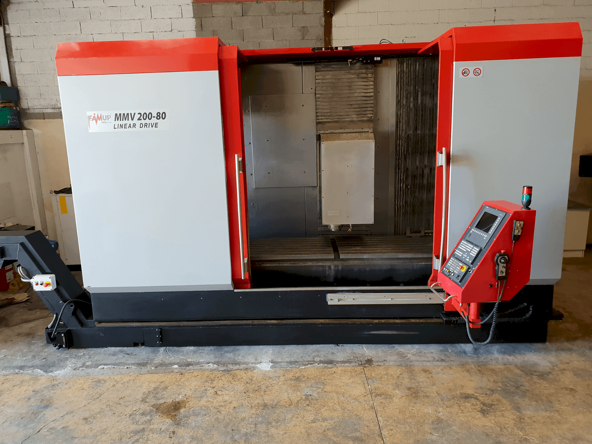 Vue de face de la machine FAMUP MMV 200-80 Linear Drive