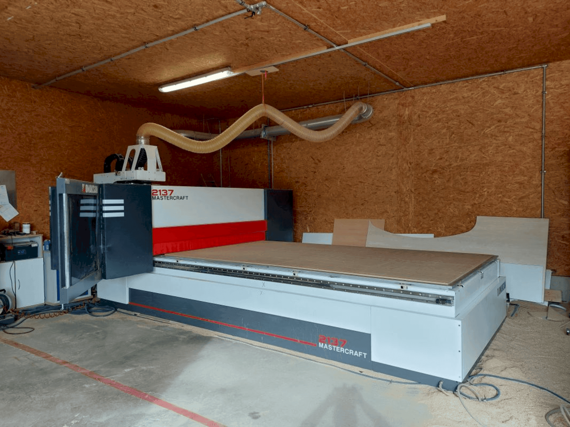 Vue de face de la machine OMAKSAN Mastercraft 217