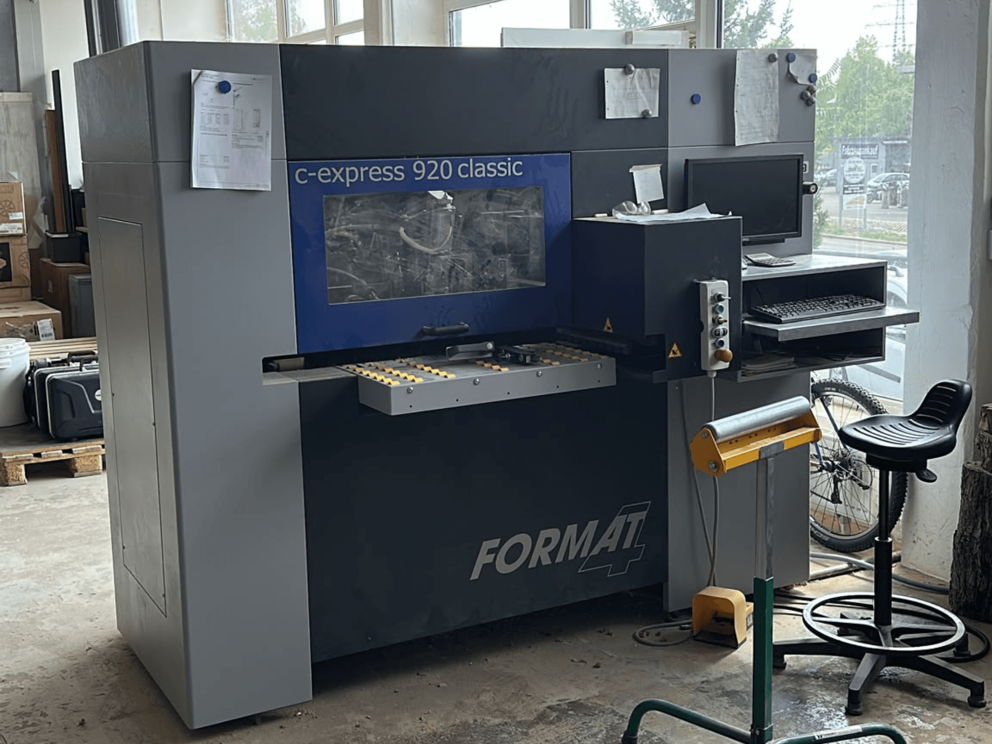 Centre d'usinage CNC du bois FORMAT4 c-express 920 classic, vue de face mettant en évidence le panneau de commande et l'espace de travail.