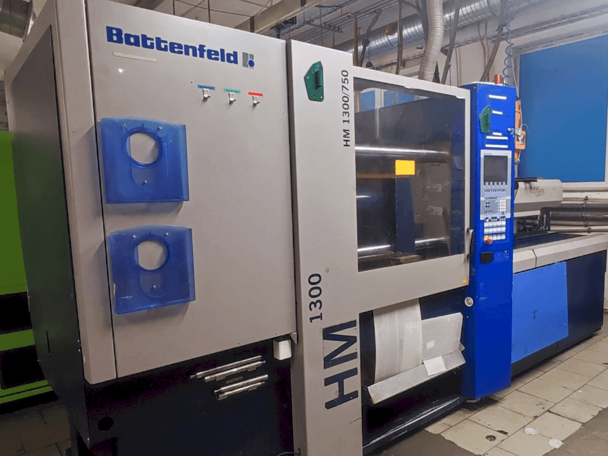 Vue de face de la machine Battenfeld HM 1300/750