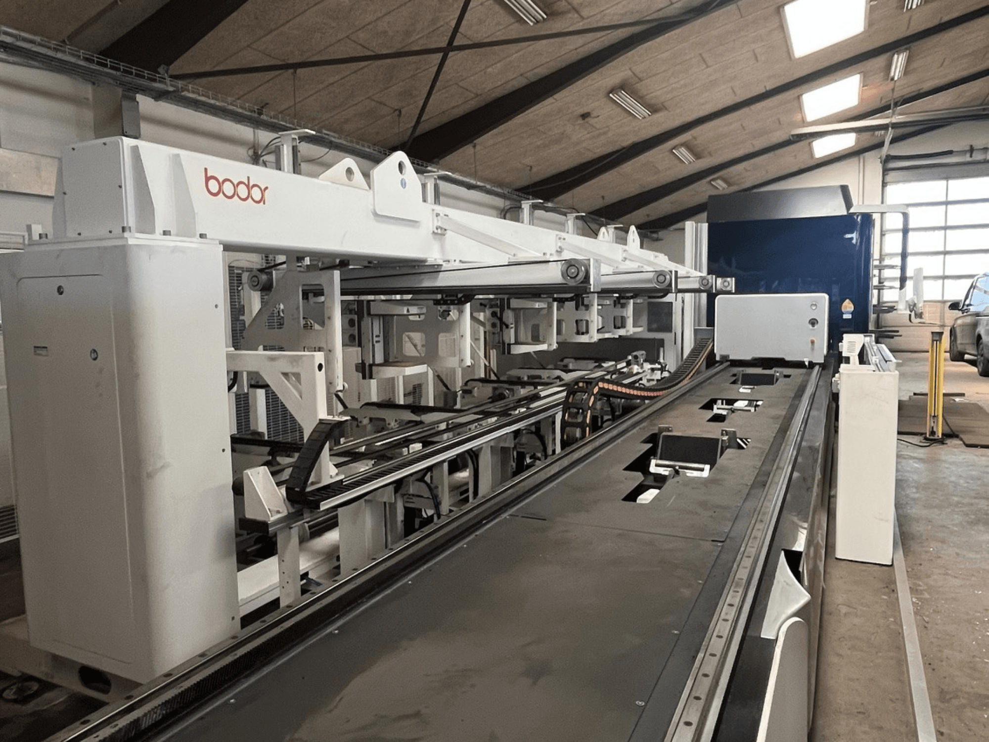 La machine à découper les tubes Bodor T2-65-3000W, vue de profil, présente un design épuré et est équipée de glissières permettant un alignement précis lors de la découpe.