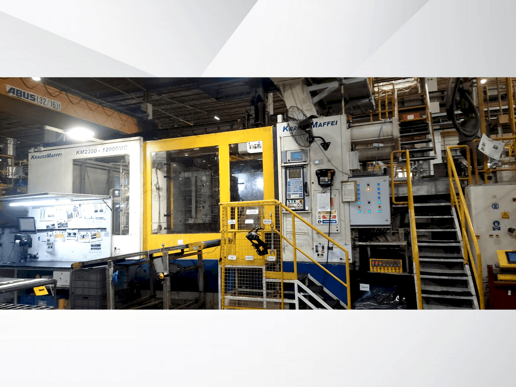 Vue de face de la machine Krauss Maffei 2300-12000 MC