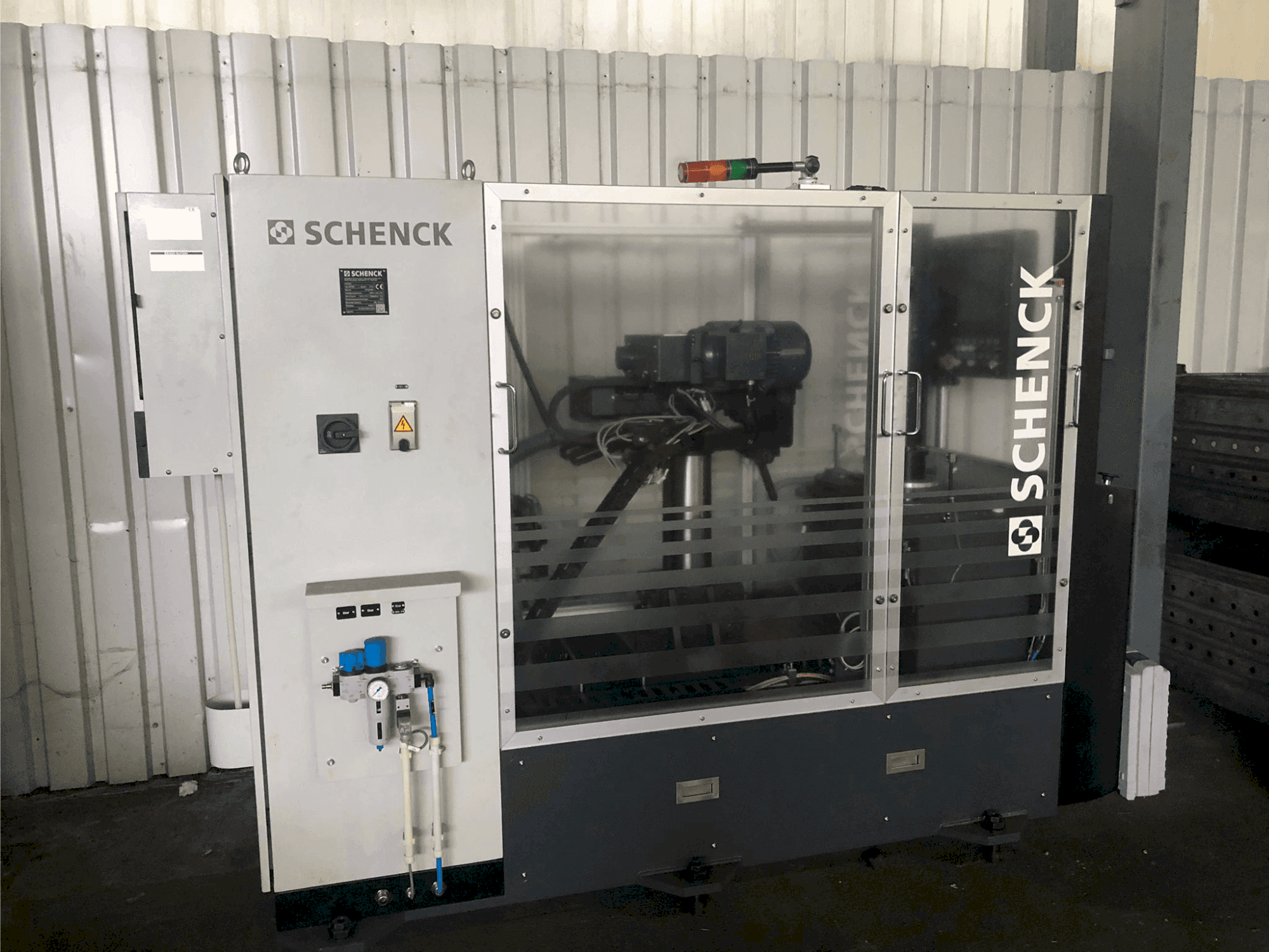 Vue de face de la machine SCHENCK DISTEC