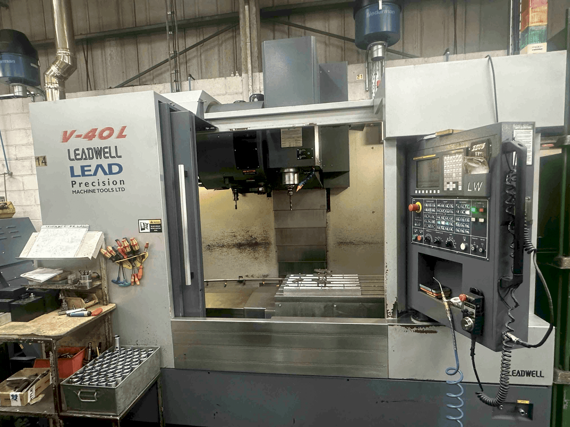 Vue de face de la machine Leadwell V-40L