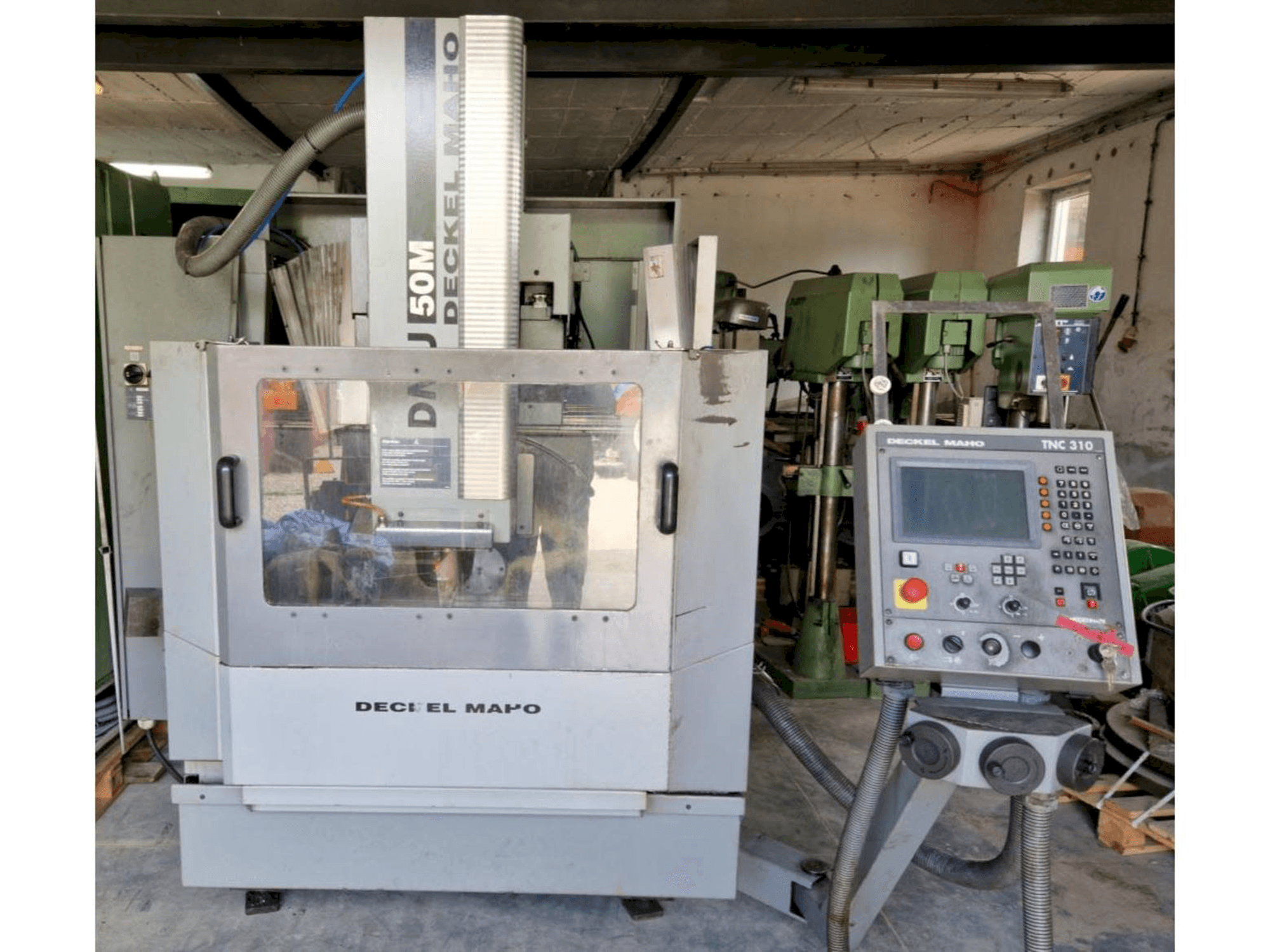 Vue de face de la machine DECKEL MAHO DMU 50M