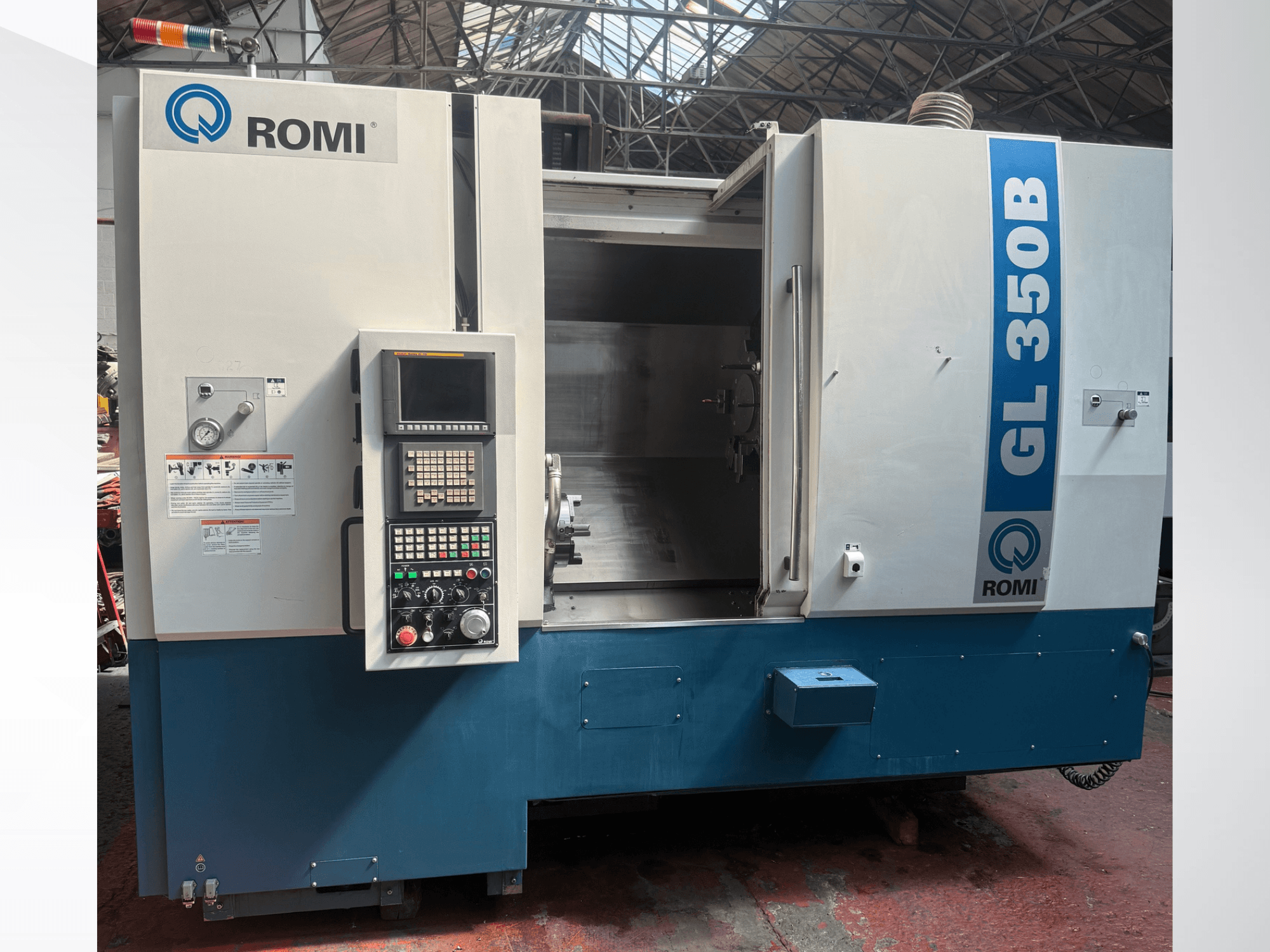 Vue de face du tour horizontal Romi GL 350B, montrant le panneau de commande et la zone de travail ouverte.