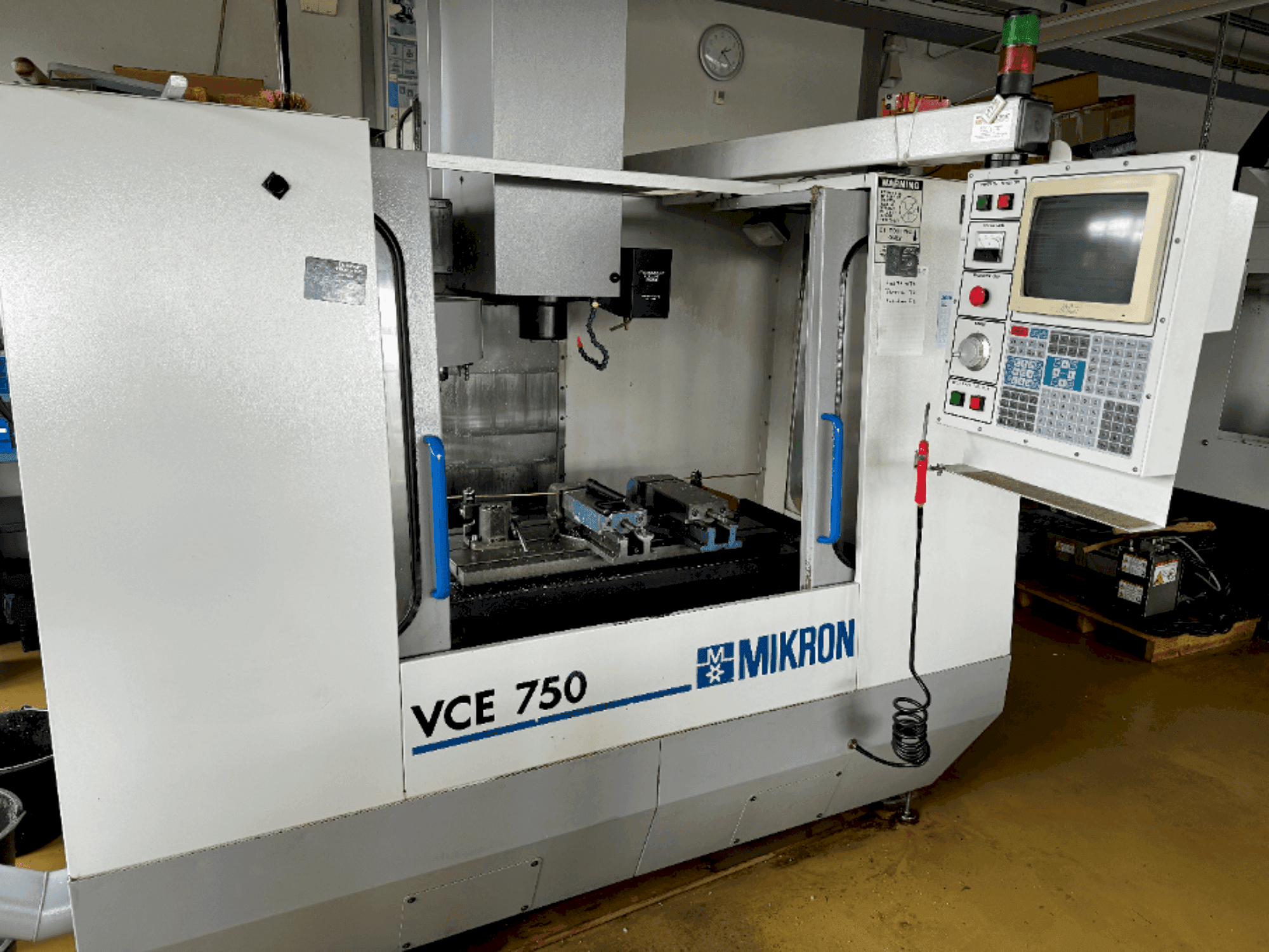 Vue de face de la machine MIKRON VCE 750