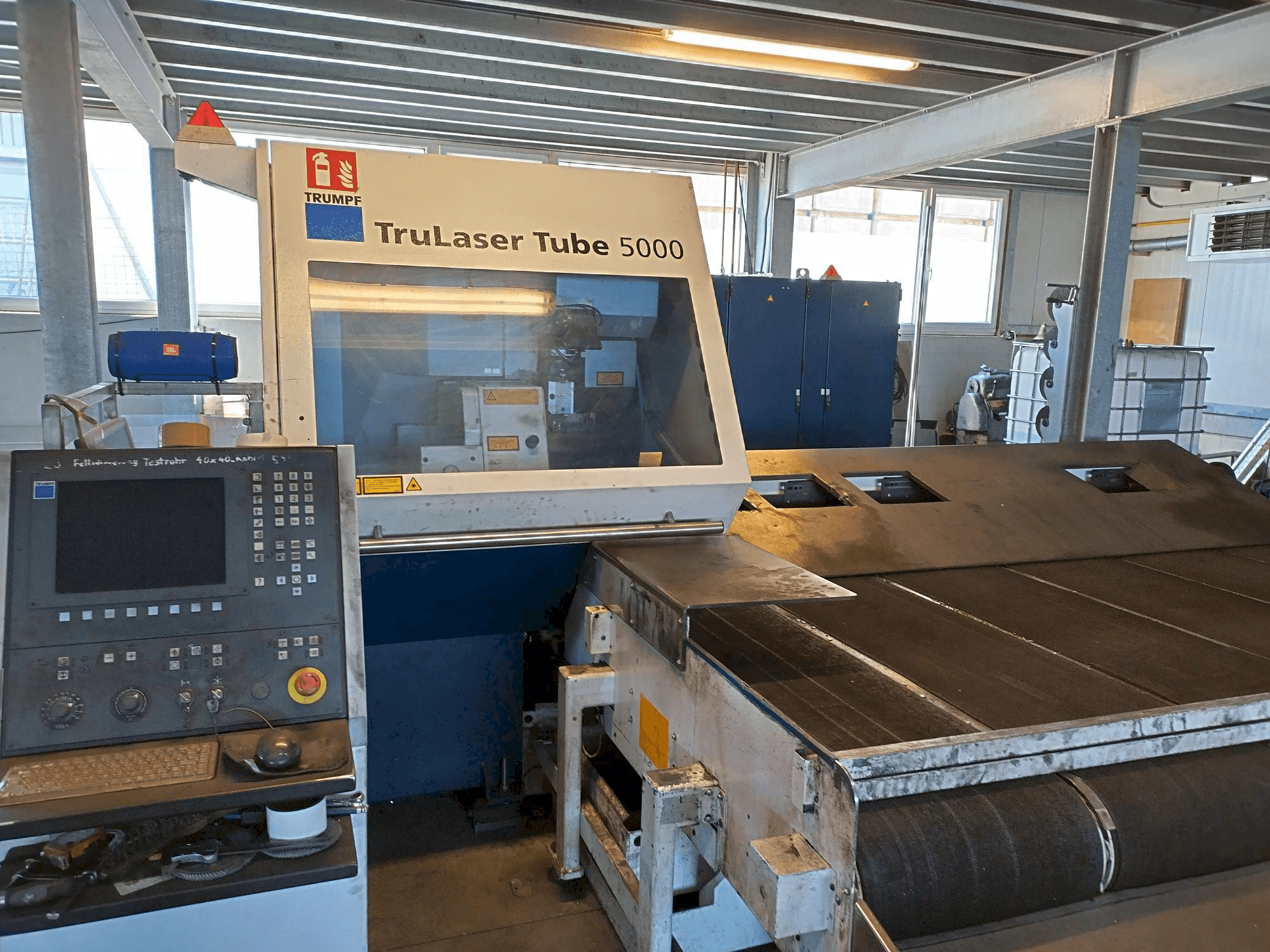 Vue de face de la machine Trumpf TruLaser Tube 5000