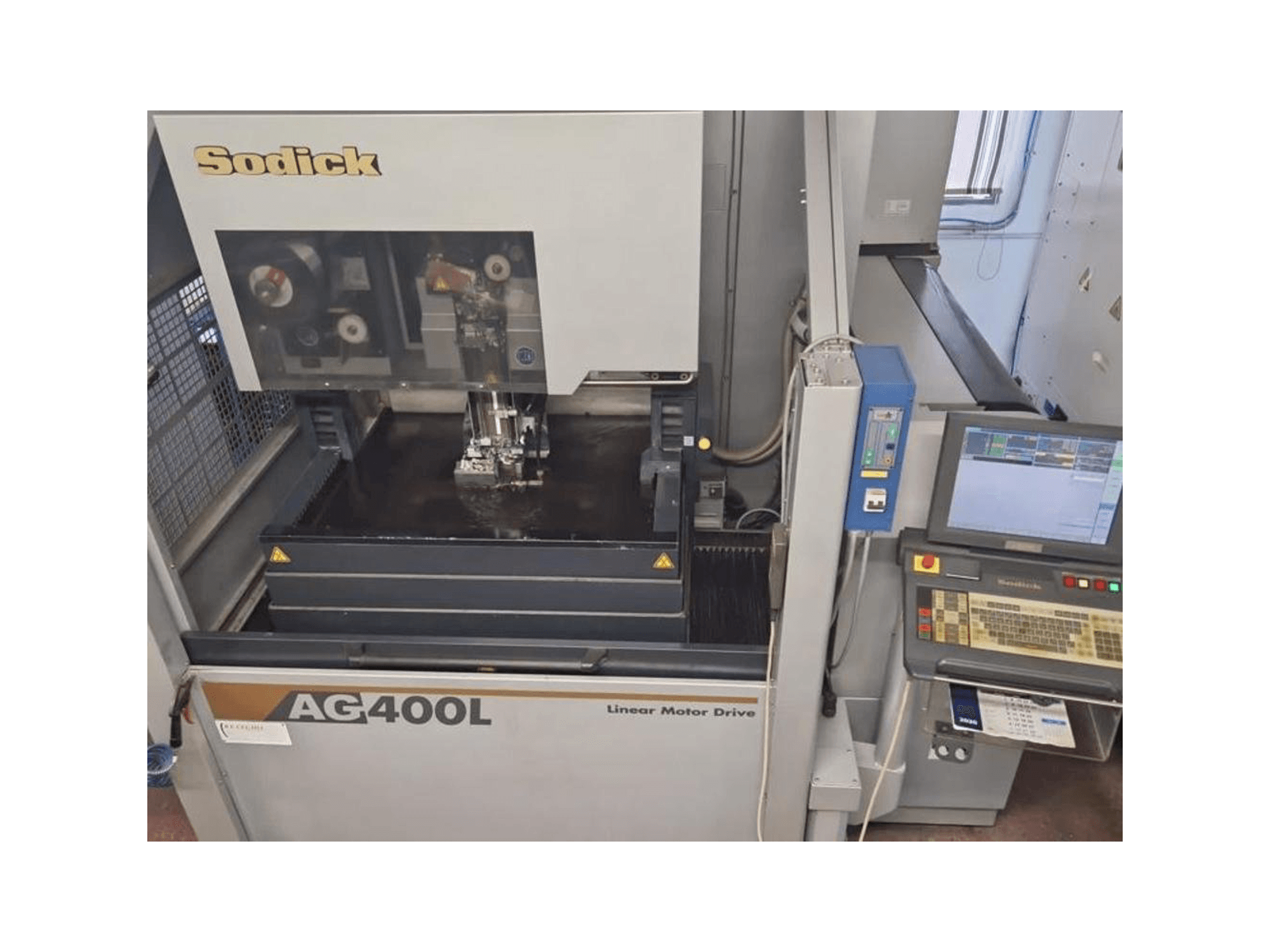 Vue de face de la machine Sodick AG400L