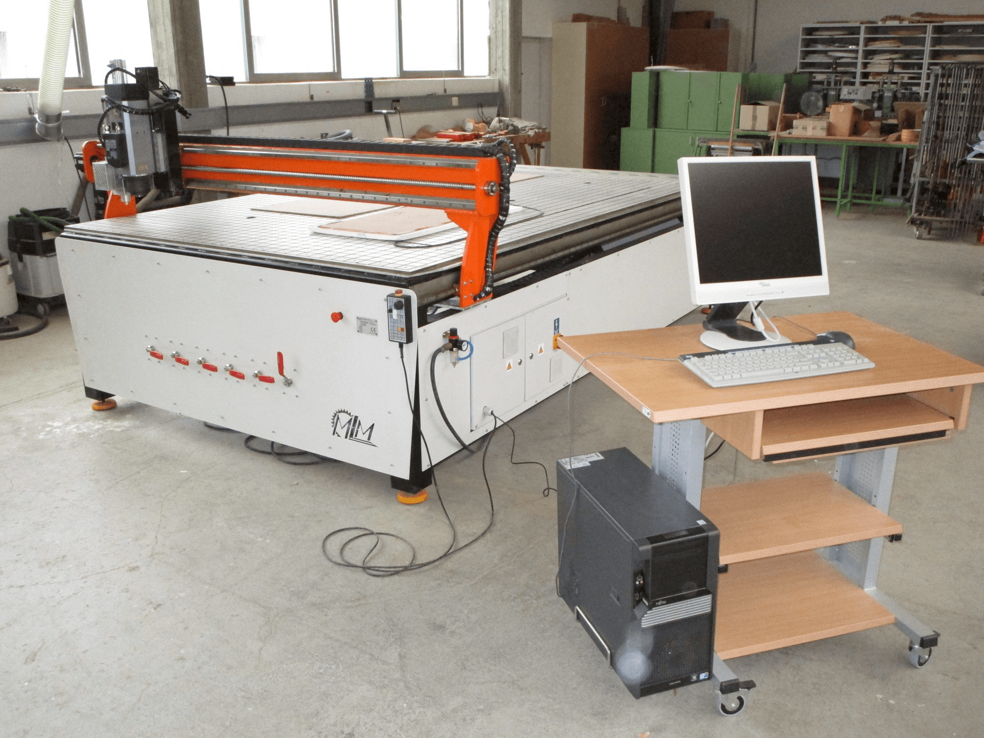 Vue de face de la machine MLM Ploter CNC
