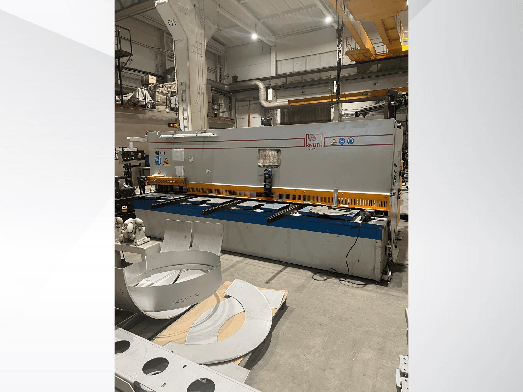 Cisaille à tôle Knuth modèle MT 4173 dans un atelier, vue de face montrant la table de coupe et les tôles.