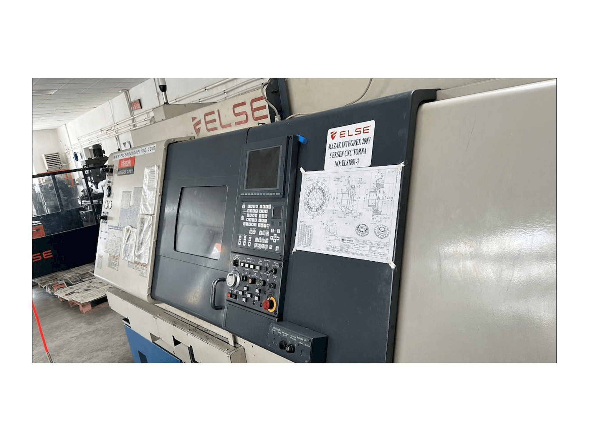 Vue de face de la machine Mazak Integrex 200Y