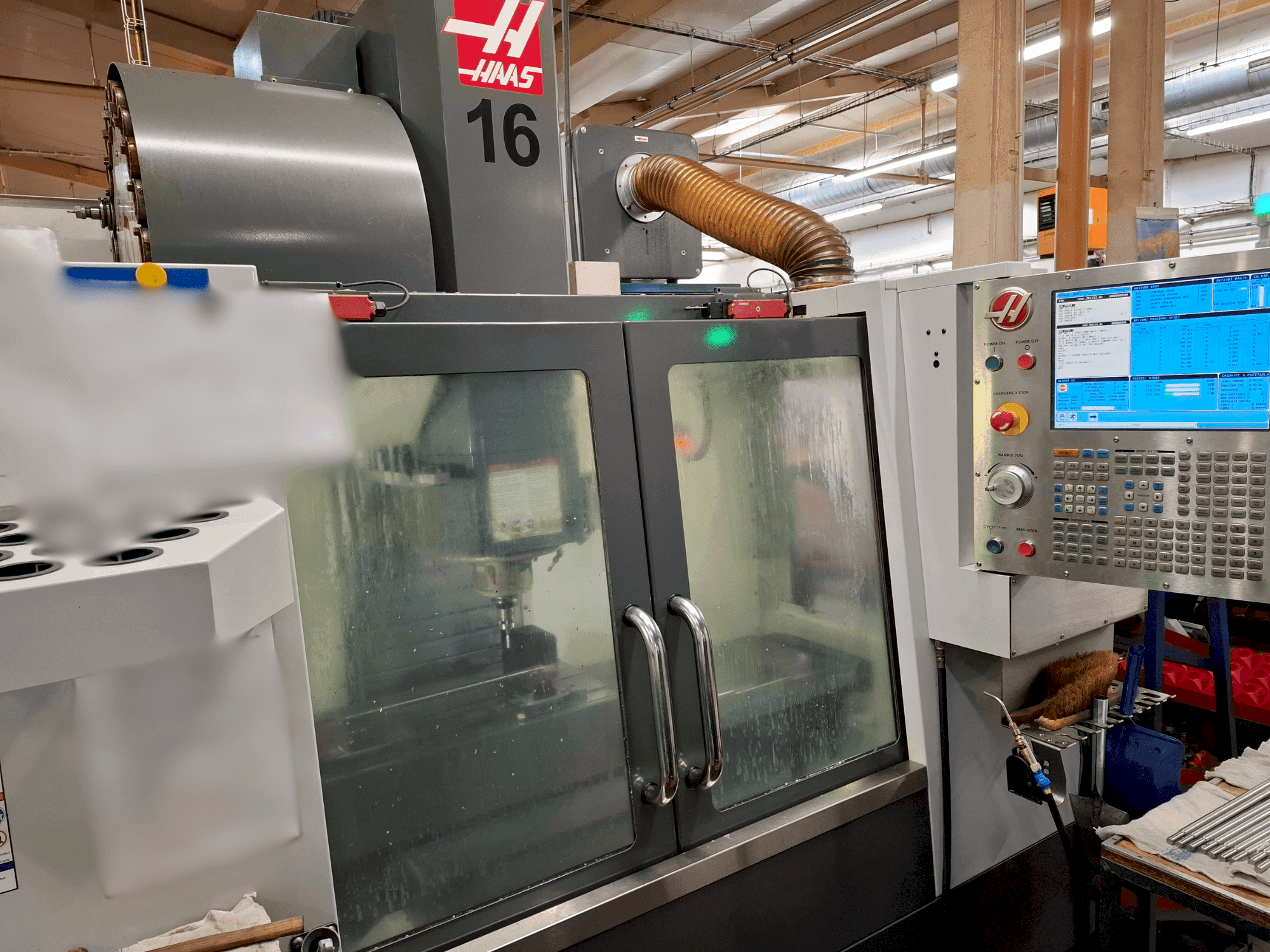 Vue de face de la machine HAAS VF-2SS