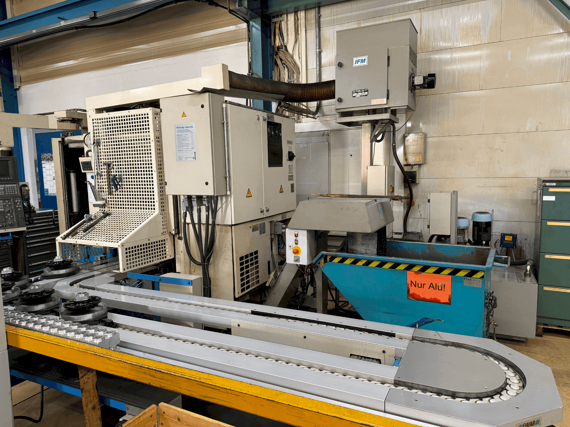 Vue de face de la machine Okuma 2003