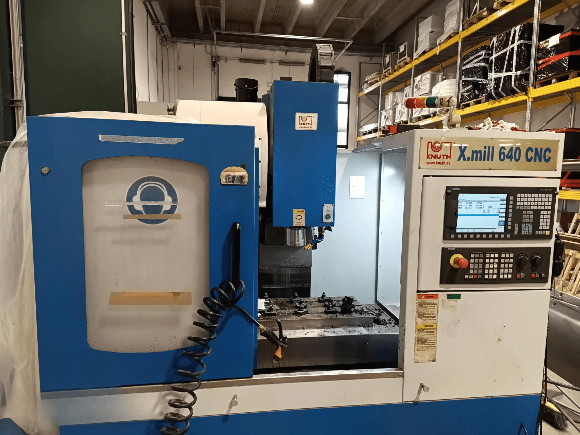 Machine CNC Knuth X.mill 640 vue de côté, avec panneau de commande, zone de broche et configuration visible de la pièce à usiner.