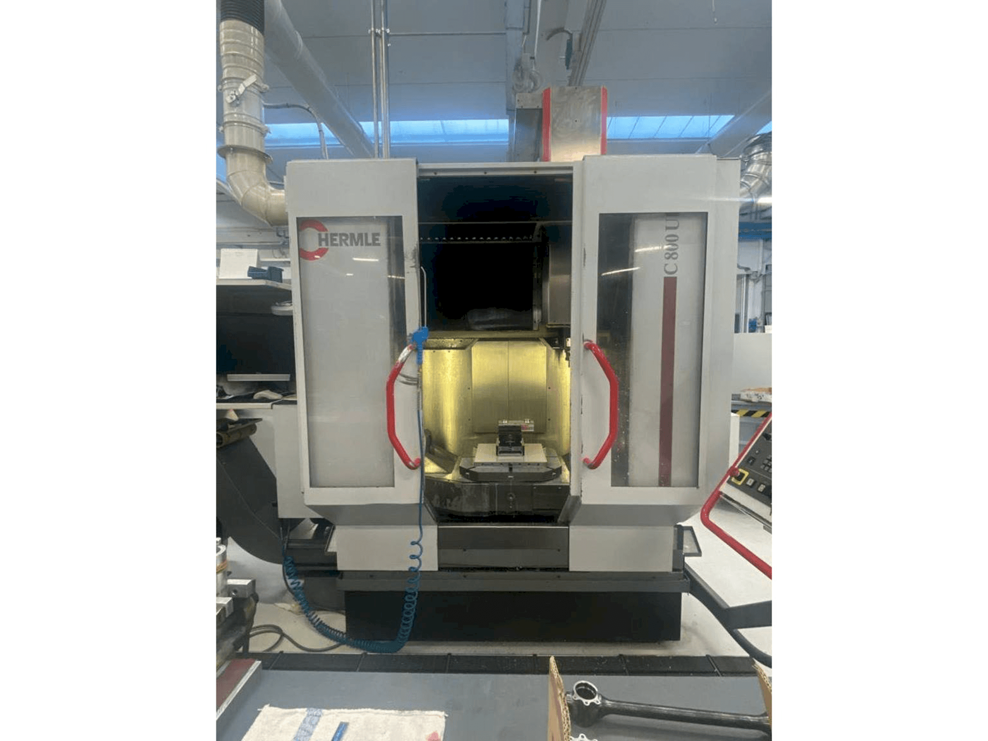 Vue de face de la machine HERMLE C800U