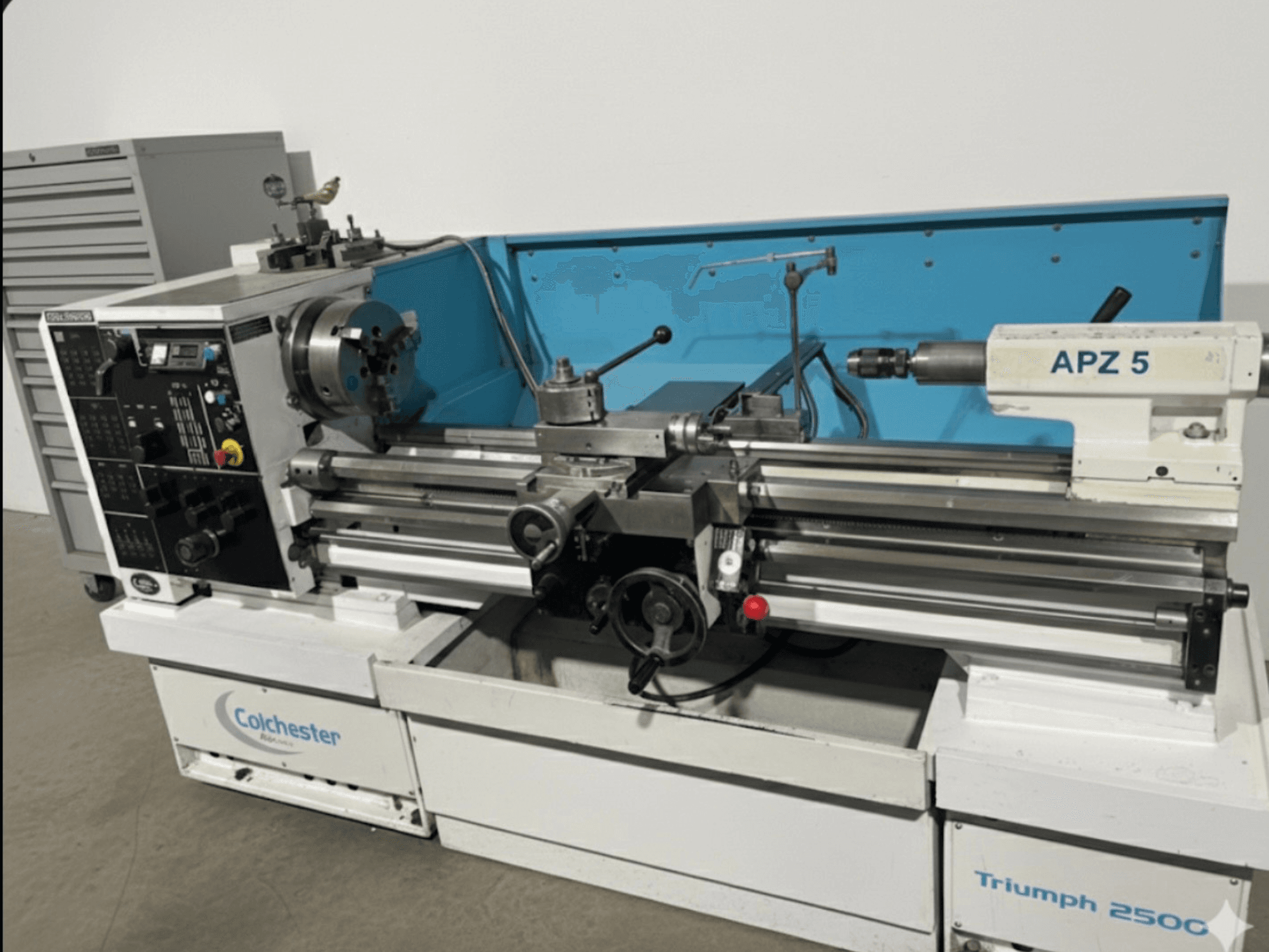 Tour Colchester Triumph 250C, vue de face, équipé d'un accessoire APZ 5 et d'un panneau de commande avec cadrans et boutons.