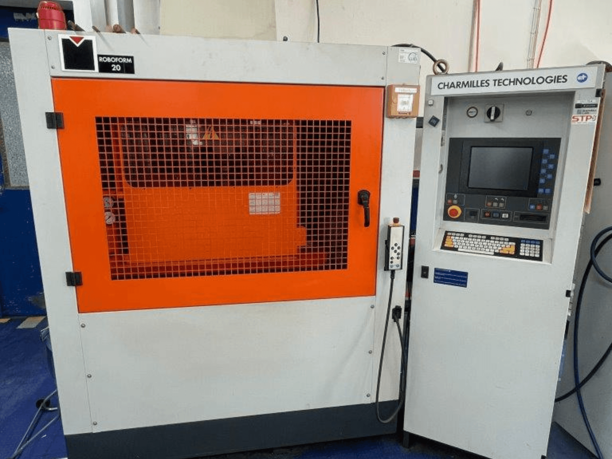 Machine d'électroérosion par enfonçage AgieCharmilles Robofrom 20, vue de face avec le panneau de commande et la grille de protection orange.