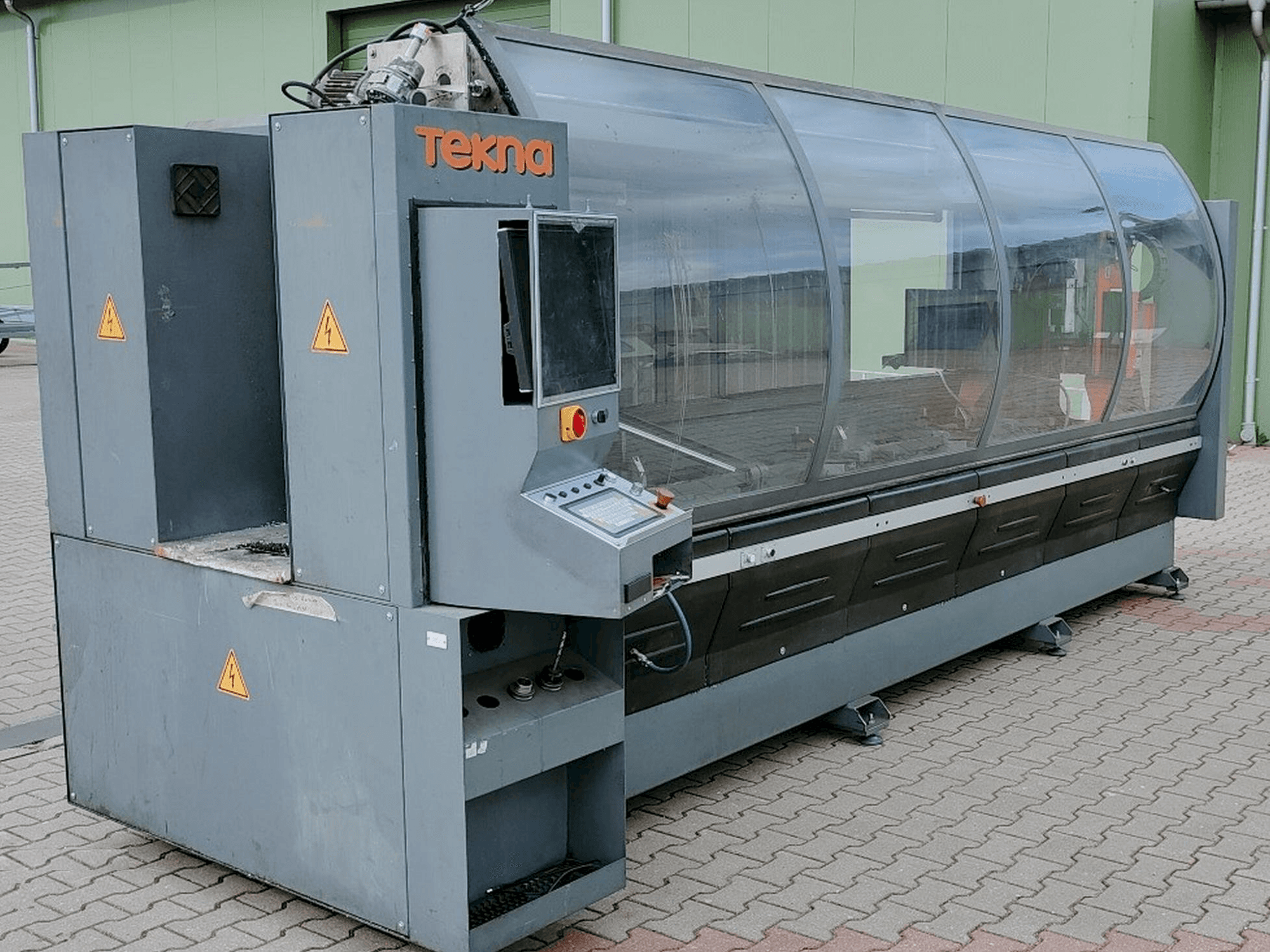 Vue de face de la machine Tekna TK427-3