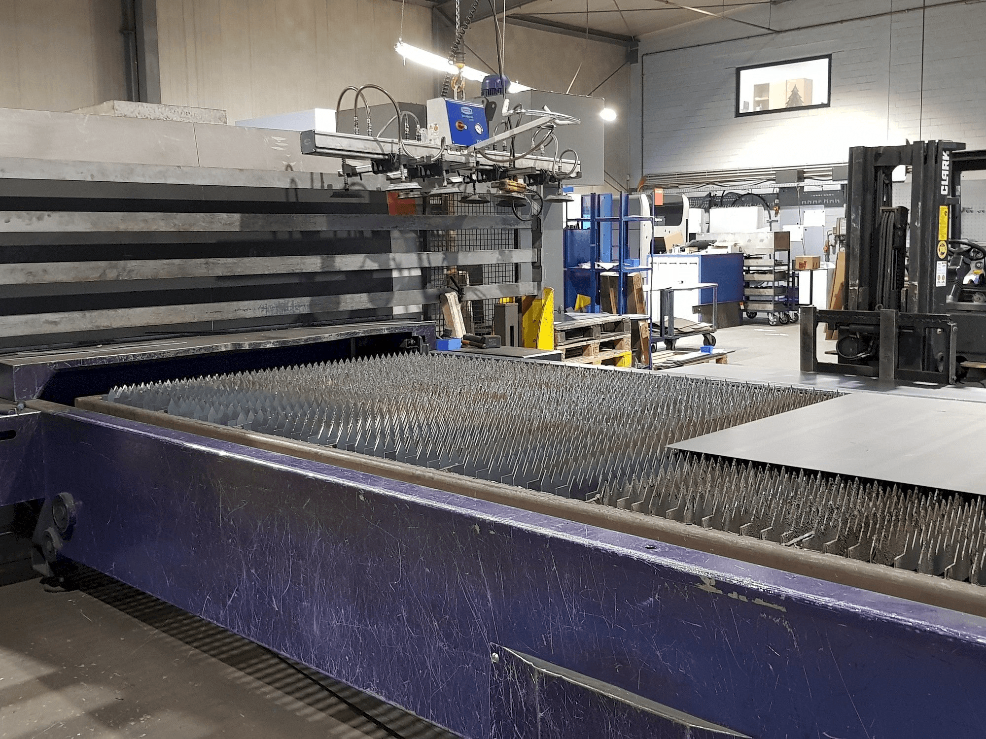 Vue de face de la machine Bystronic Fiber 4000x2000