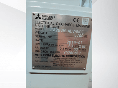 Étiquette de la machine à décharge électrique Mitsubishi Electric EA28VM Advance, avec des spécifications telles que le poids, l'alimentation électrique et la source d'air.