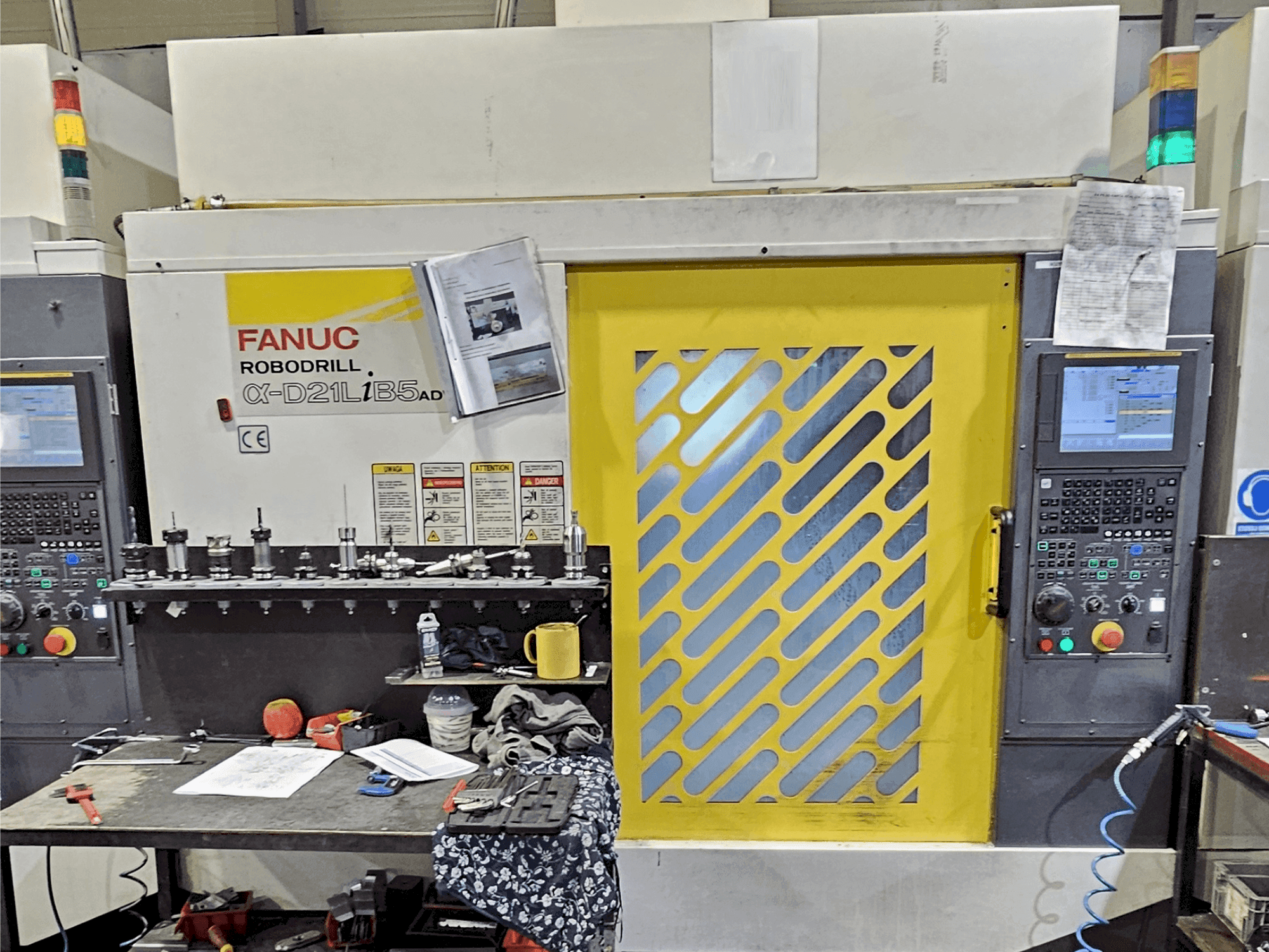 Vue de face de la machine FANUC Robodrill α-D21L iB 5 ADV