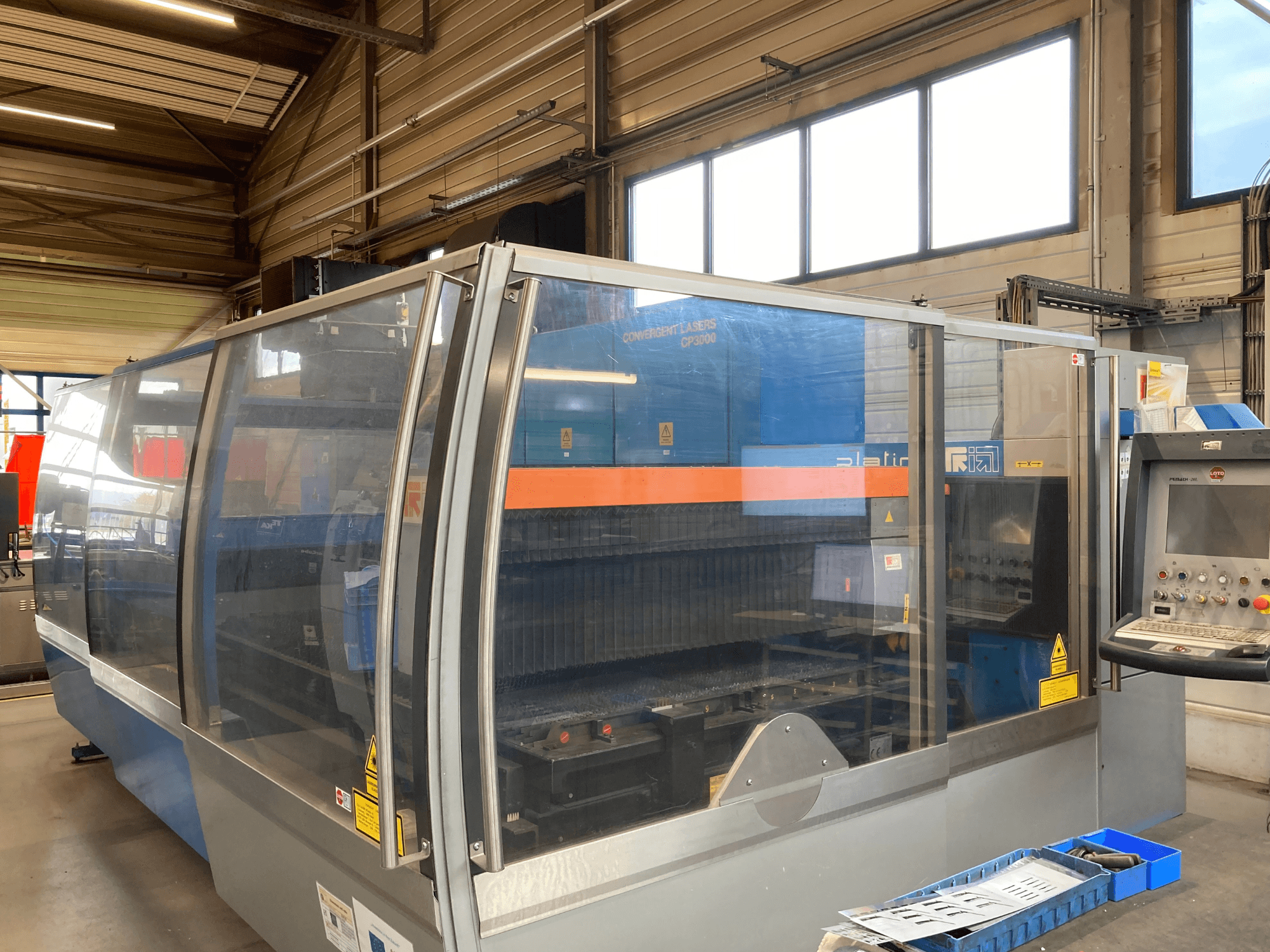 Machine de découpe laser CO2 Prima Industrie Platino 1530, vue de face, avec panneau de commande et dispositifs de sécurité visibles.