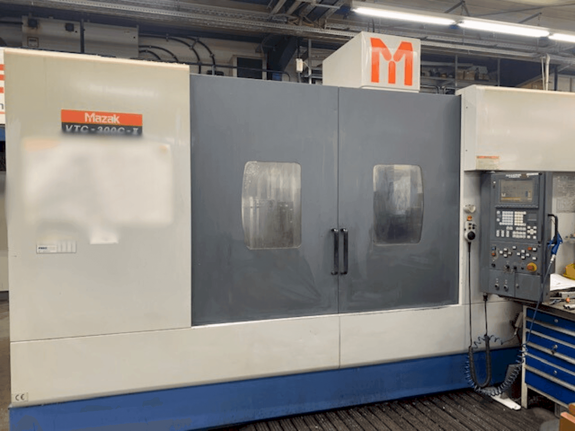 Vue de face de la machine Mazak VTC 300C II