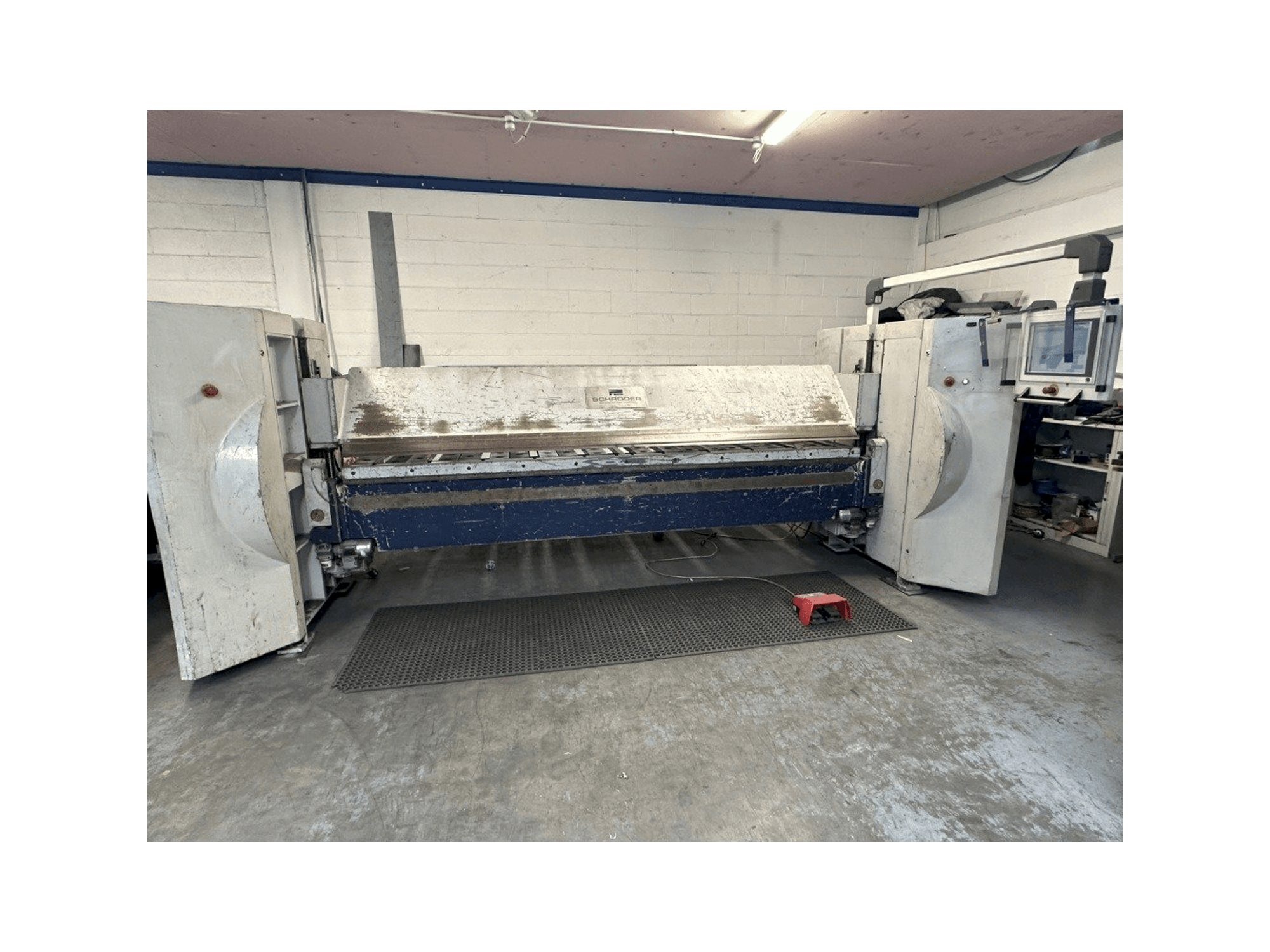 Vue de face de la machine SCHRODER SPB 3200/3.0