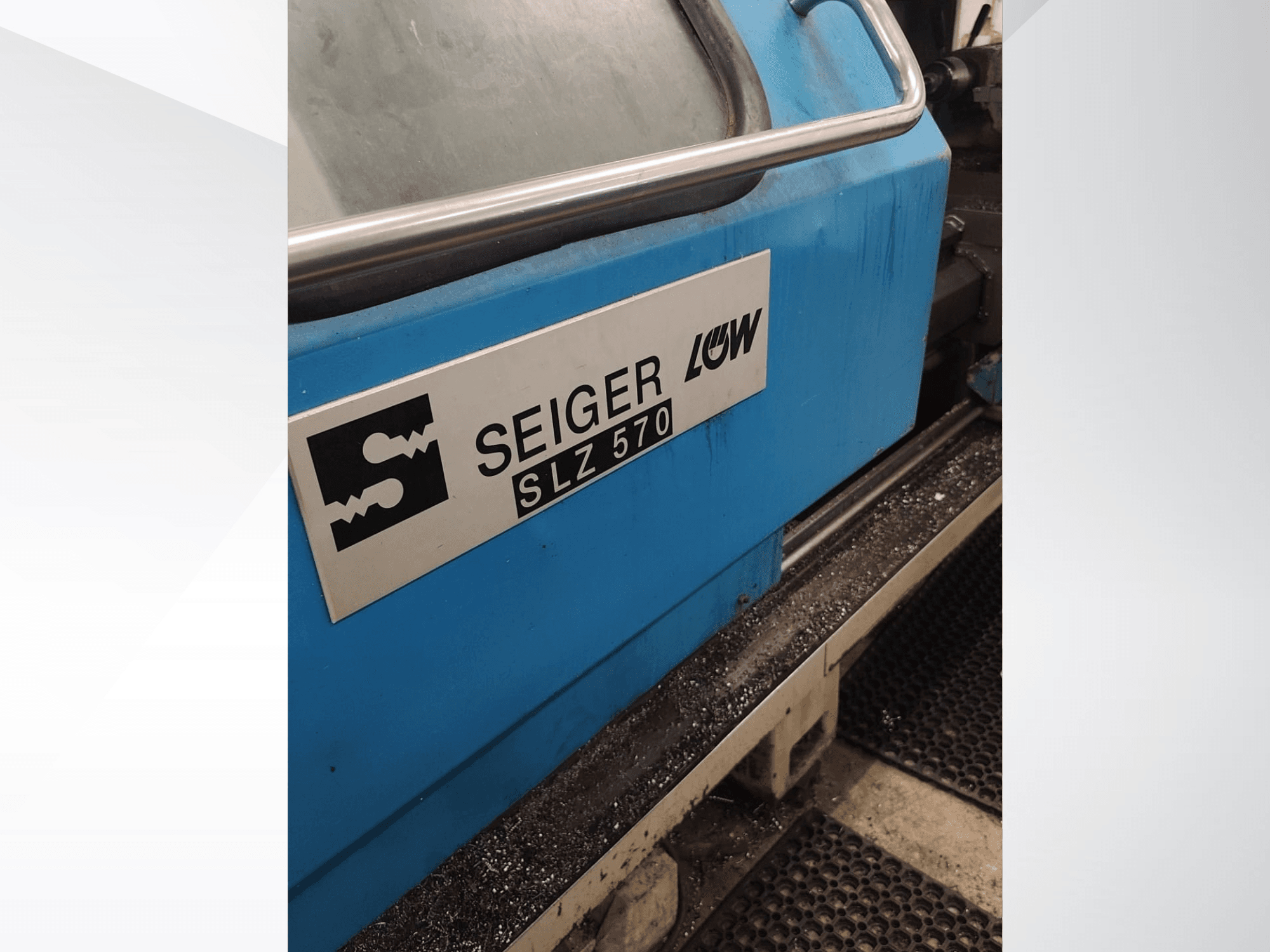 Vue de profil en gros plan du tour SEIGER SLZ570, avec sa carrosserie bleue et son logo, mettant en avant ses fonctions de commande.
