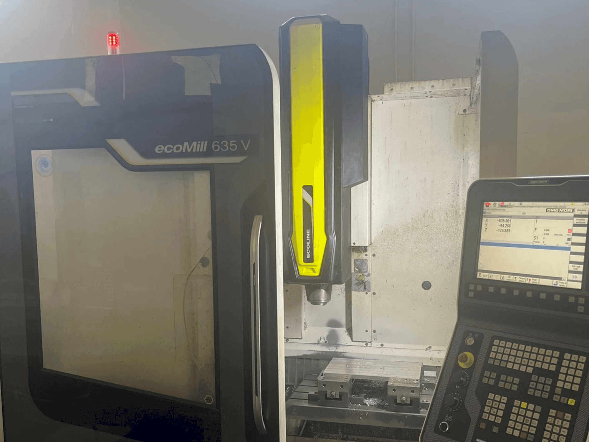 Vue de face de la machine DMG MORI ecoMill 635V