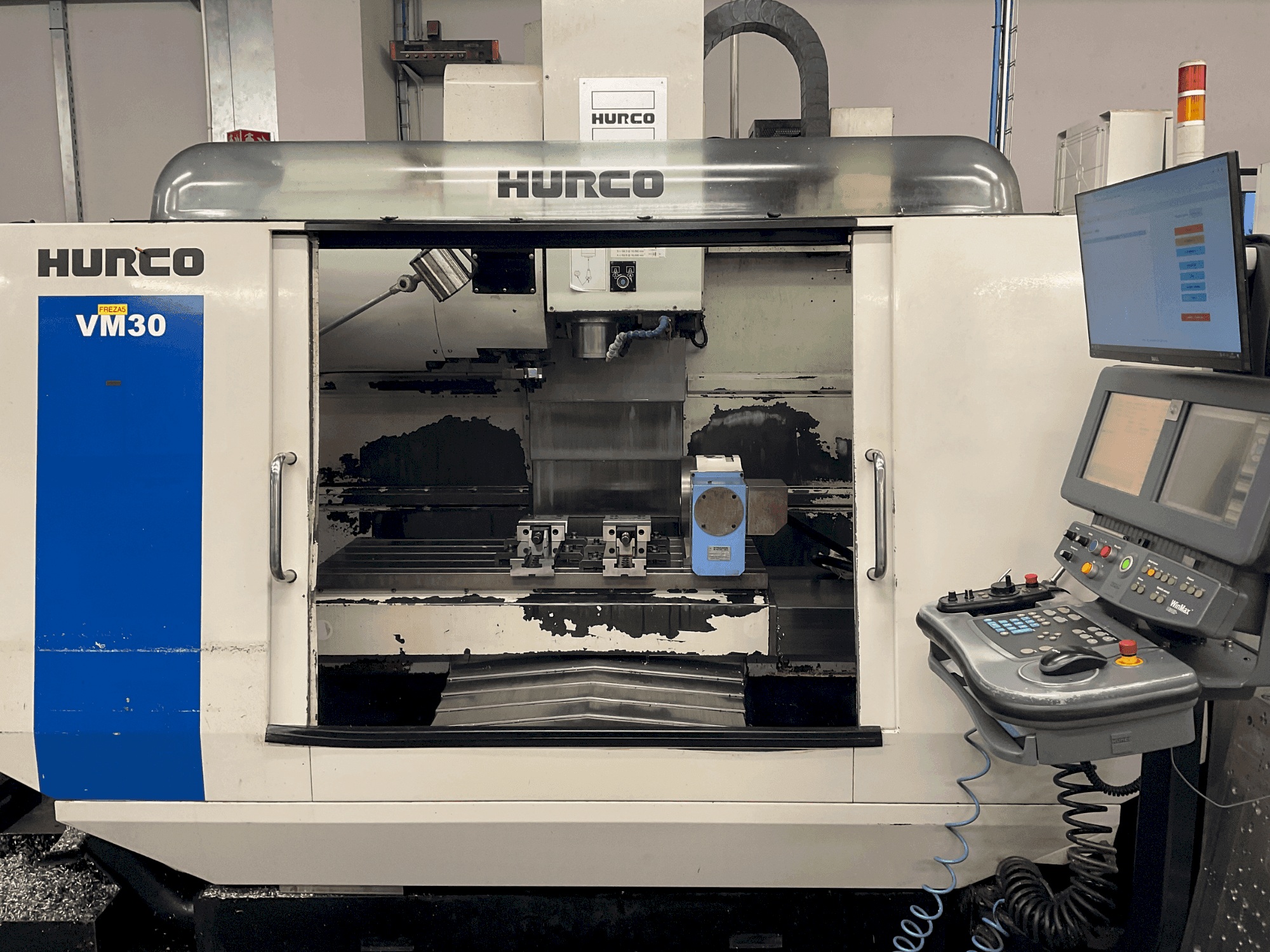 Vue de face de la machine Hurco VM 30