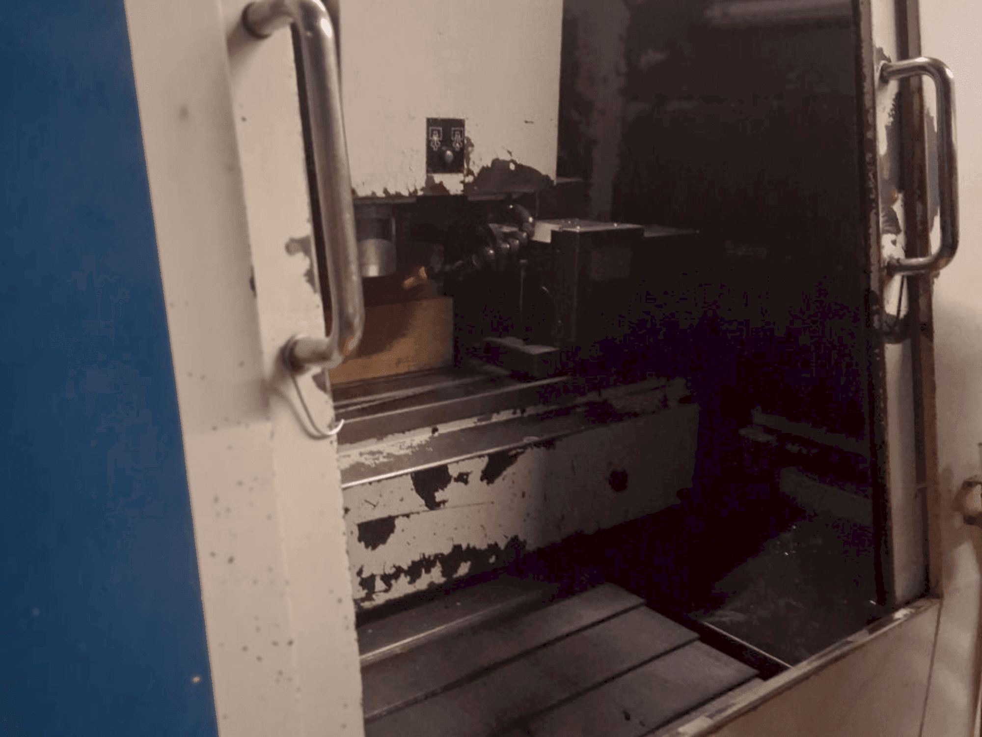 Vue de face de la machine Hurco BMC 30HT/M