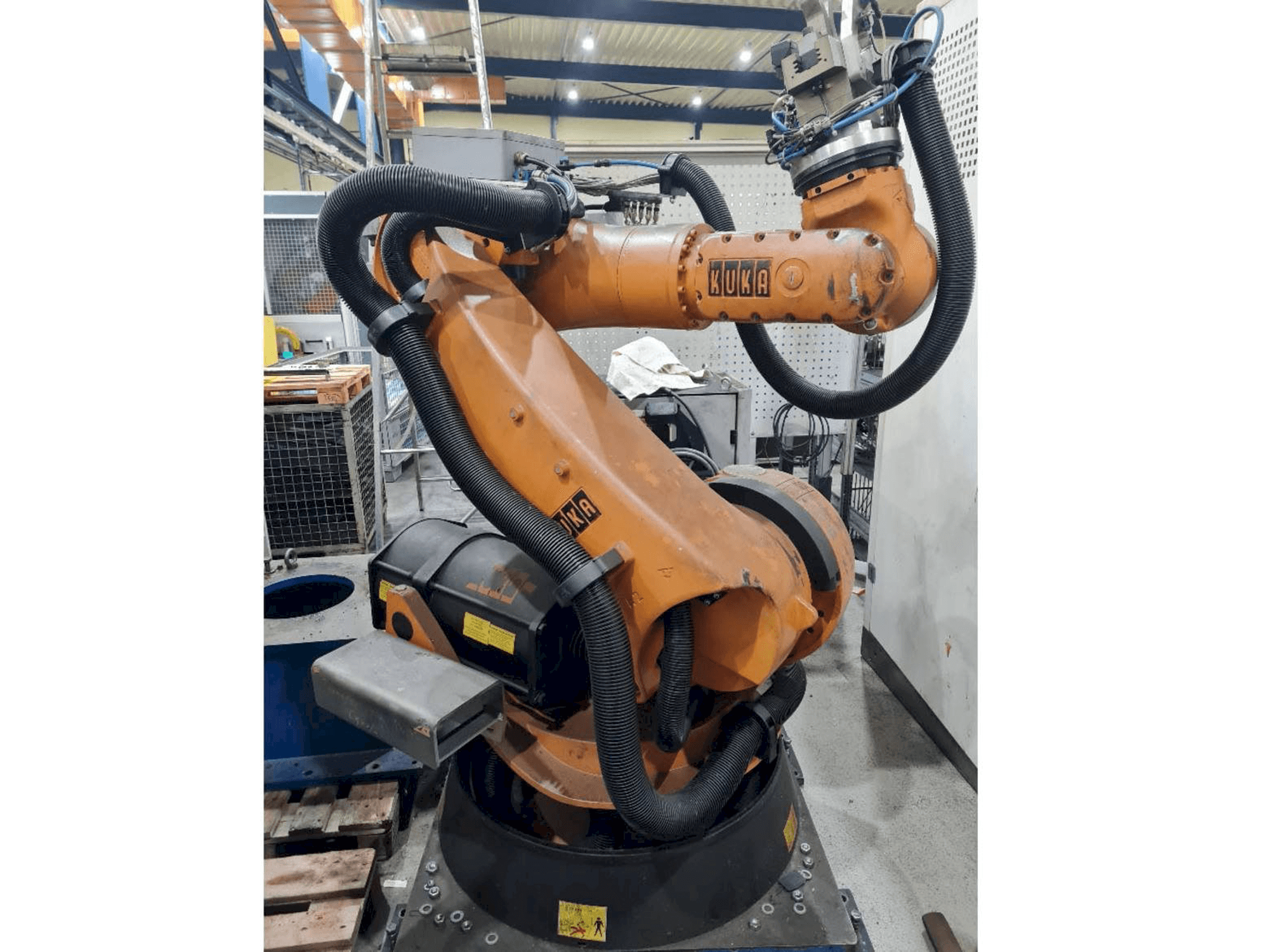 Front view of KUKA KR C2 KR100 comp machine
